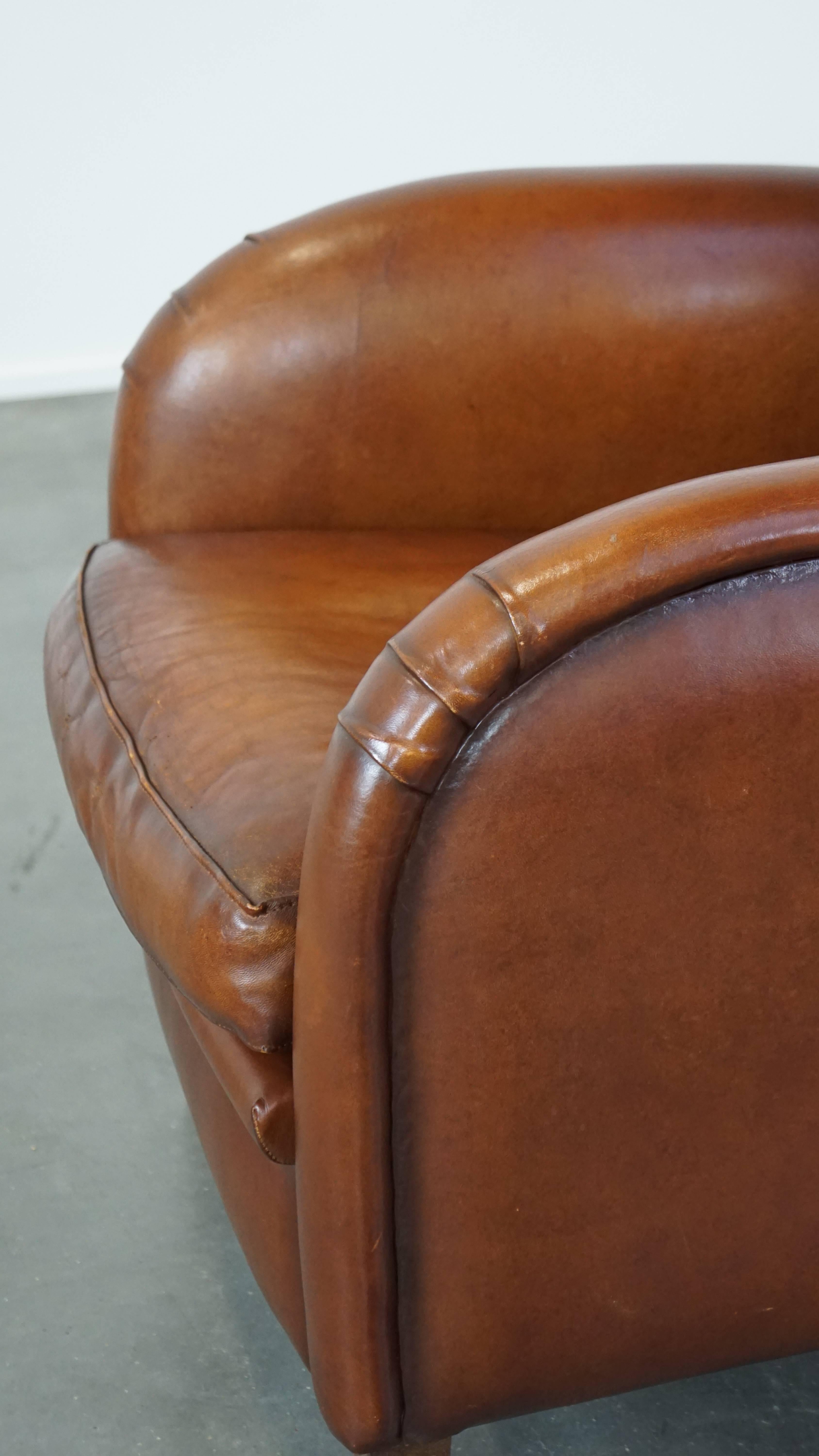 Luxuriöser cognacfarbener Schafsledersessel mit abgerundeten Formen, einzigartiges Design im Angebot 3