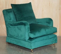 LUXURIOUS & COMFORTABLE EMERALD GREEN VELVET LARGE CLUB ARMCHAiR & FOOTSTOOL