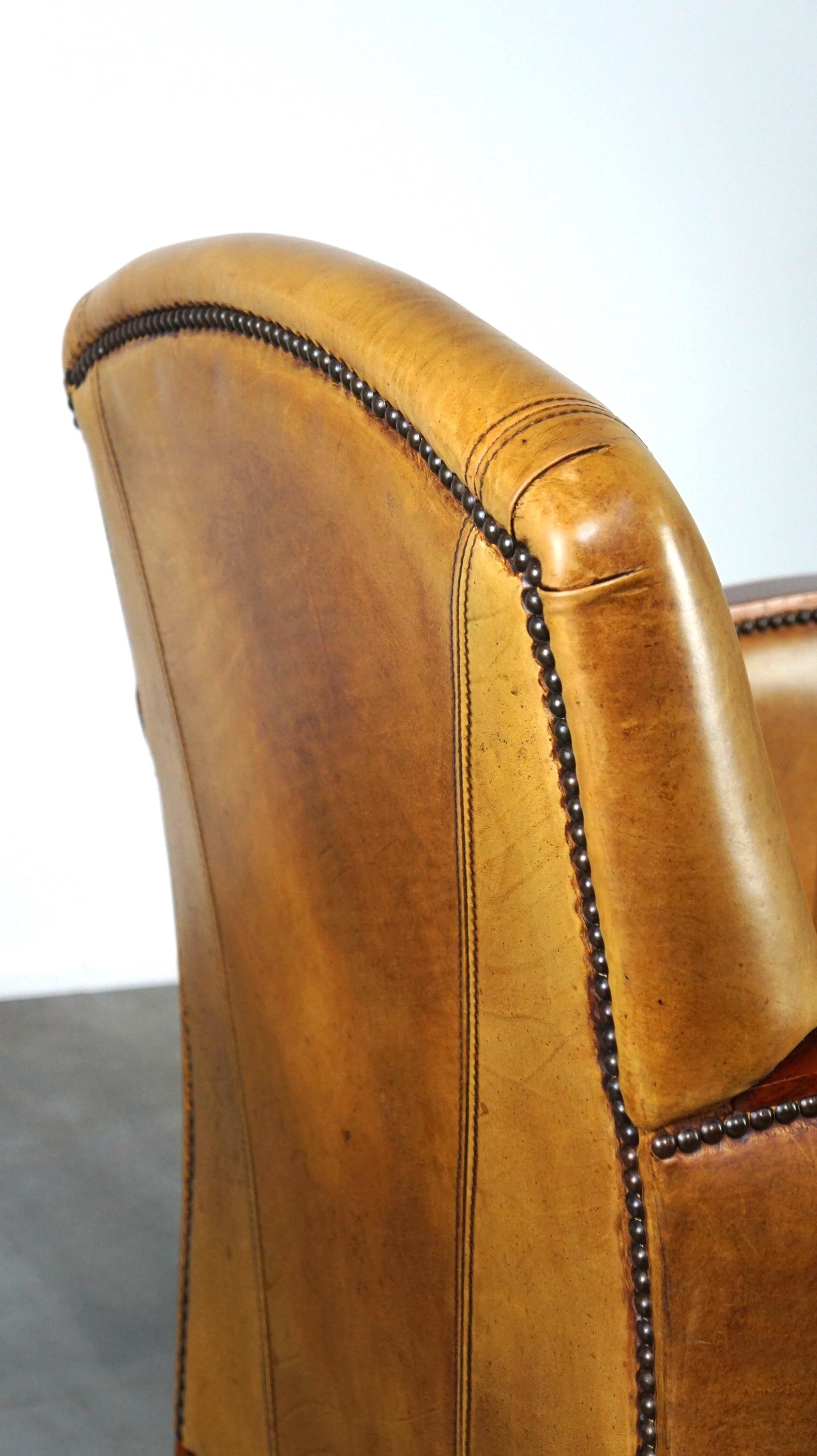 Luxueux fauteuil Art Déco en cuir de vache avec accoudoirs en bois en vente 3
