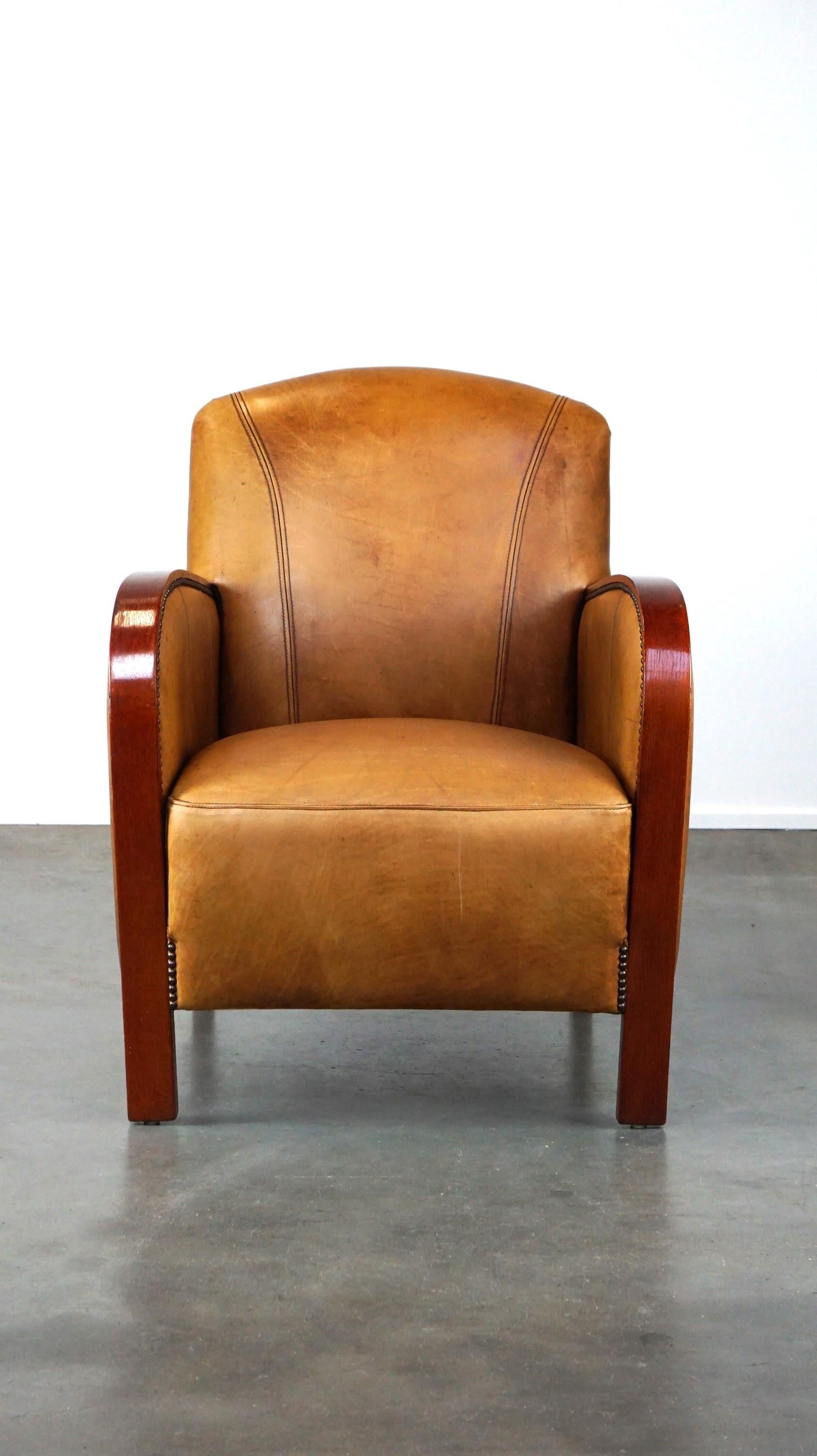Néerlandais Luxueux fauteuil Art Déco en cuir de vache avec accoudoirs en bois en vente