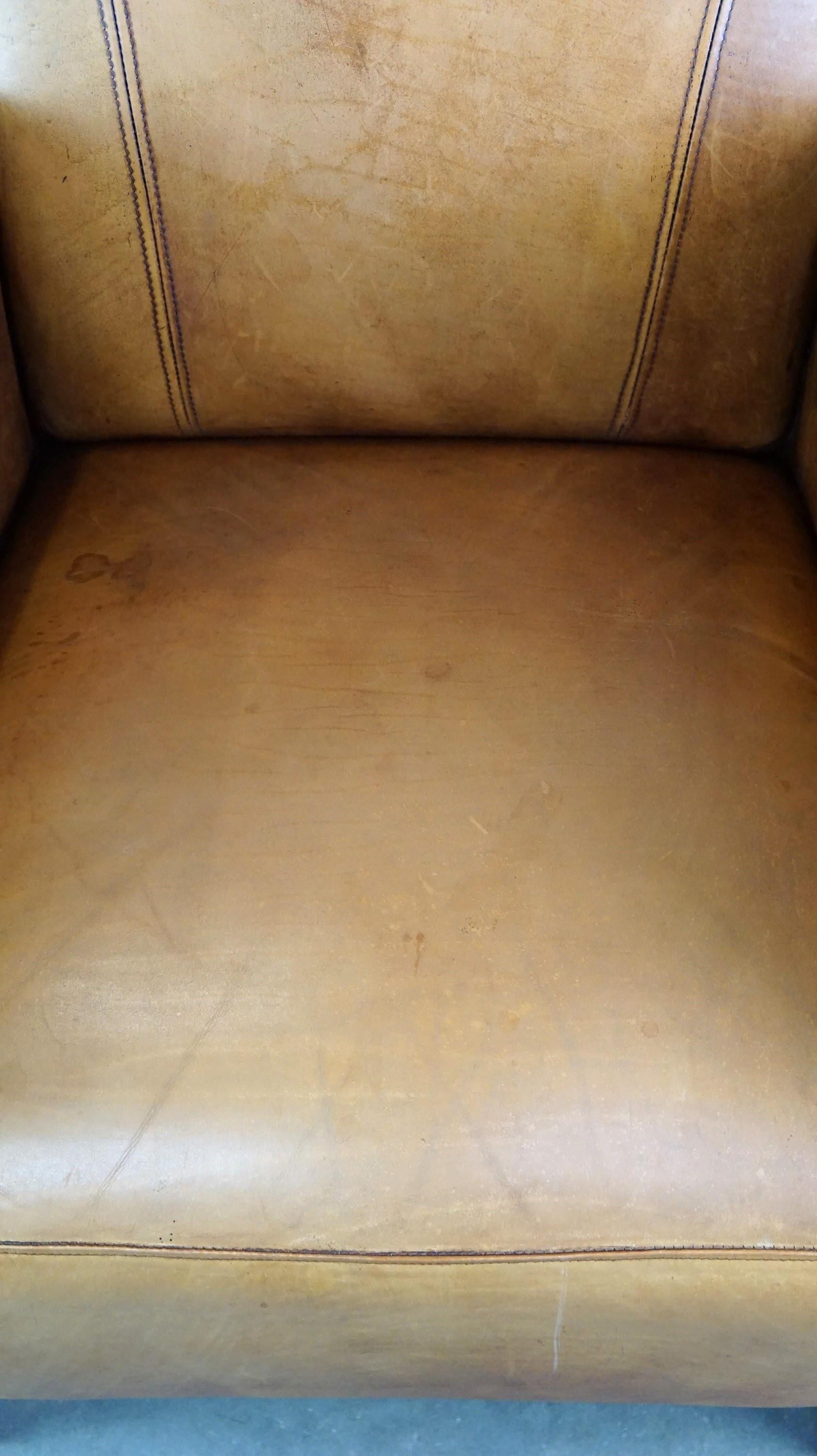 Fait main Luxueux fauteuil Art Déco en cuir de vache avec accoudoirs en bois en vente