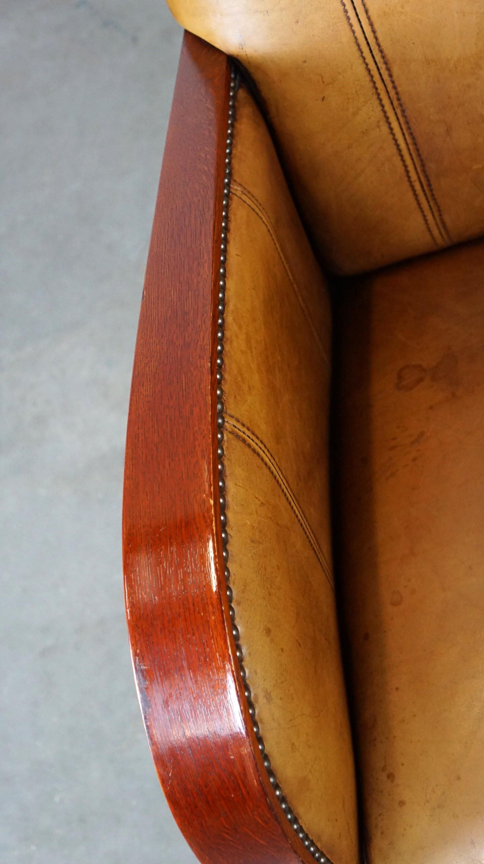 Luxueux fauteuil Art Déco en cuir de vache avec accoudoirs en bois Bon état - En vente à Harderwijk, NL