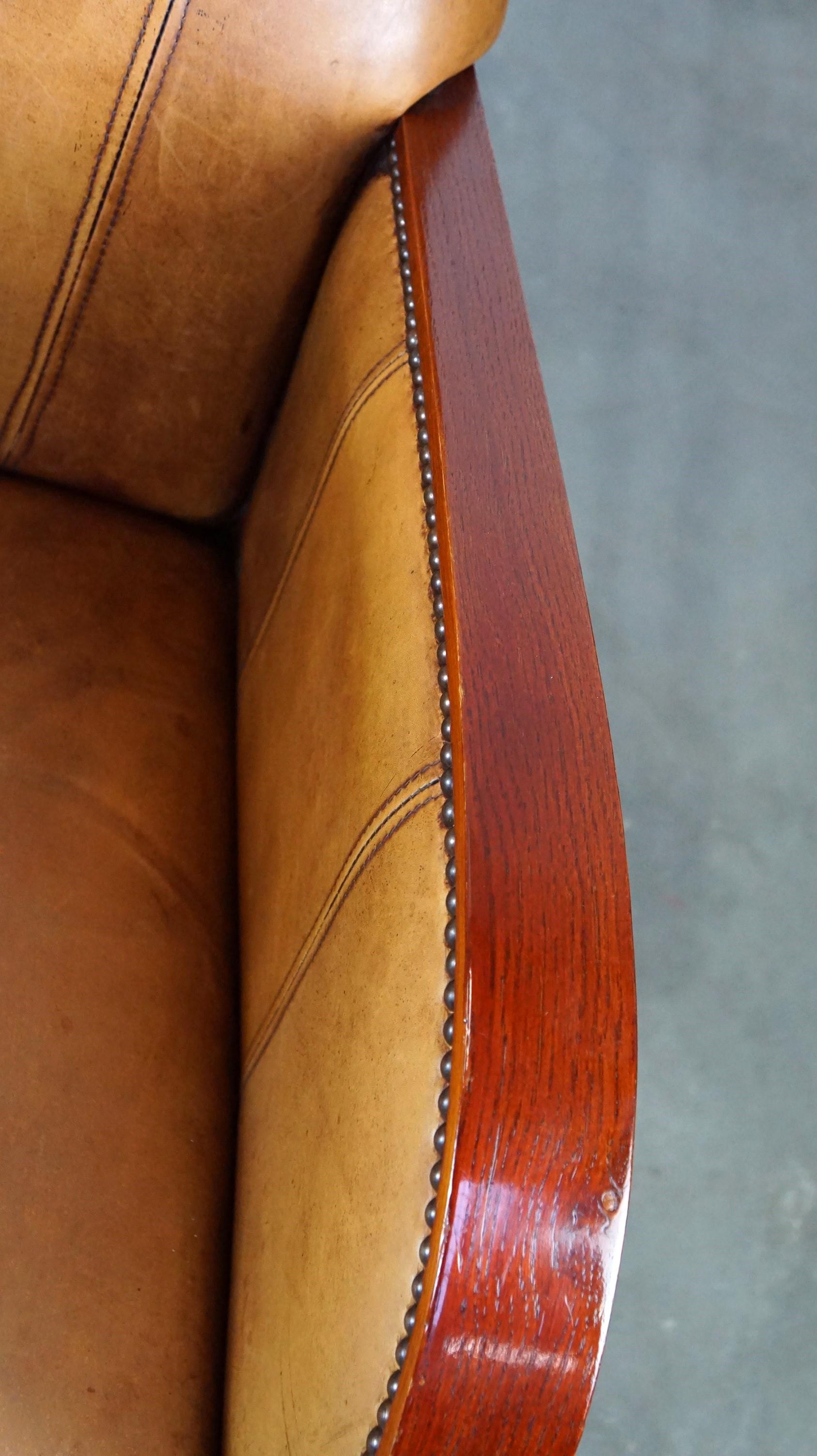 XXIe siècle et contemporain Luxueux fauteuil Art Déco en cuir de vache avec accoudoirs en bois en vente