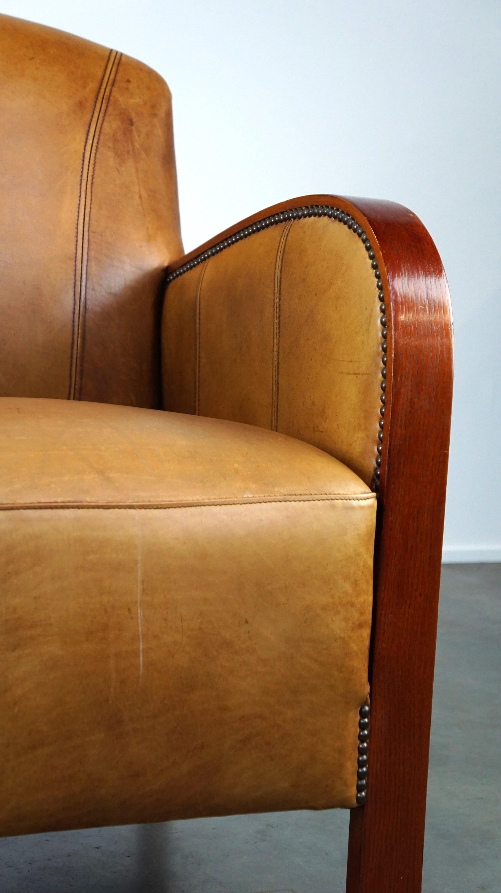 Cuir Luxueux fauteuil Art Déco en cuir de vache avec accoudoirs en bois en vente