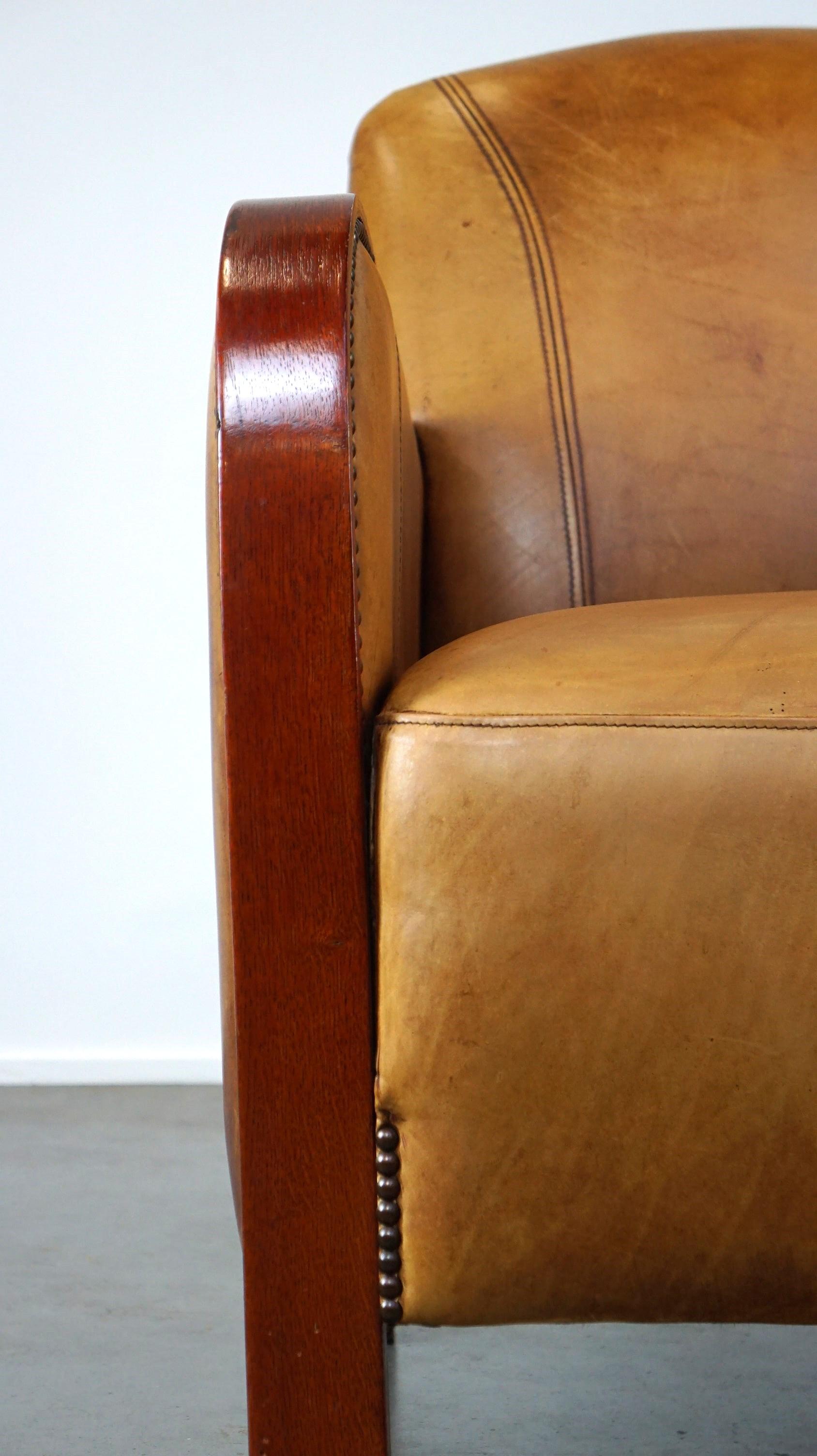 Luxueux fauteuil Art Déco en cuir de vache avec accoudoirs en bois en vente 1