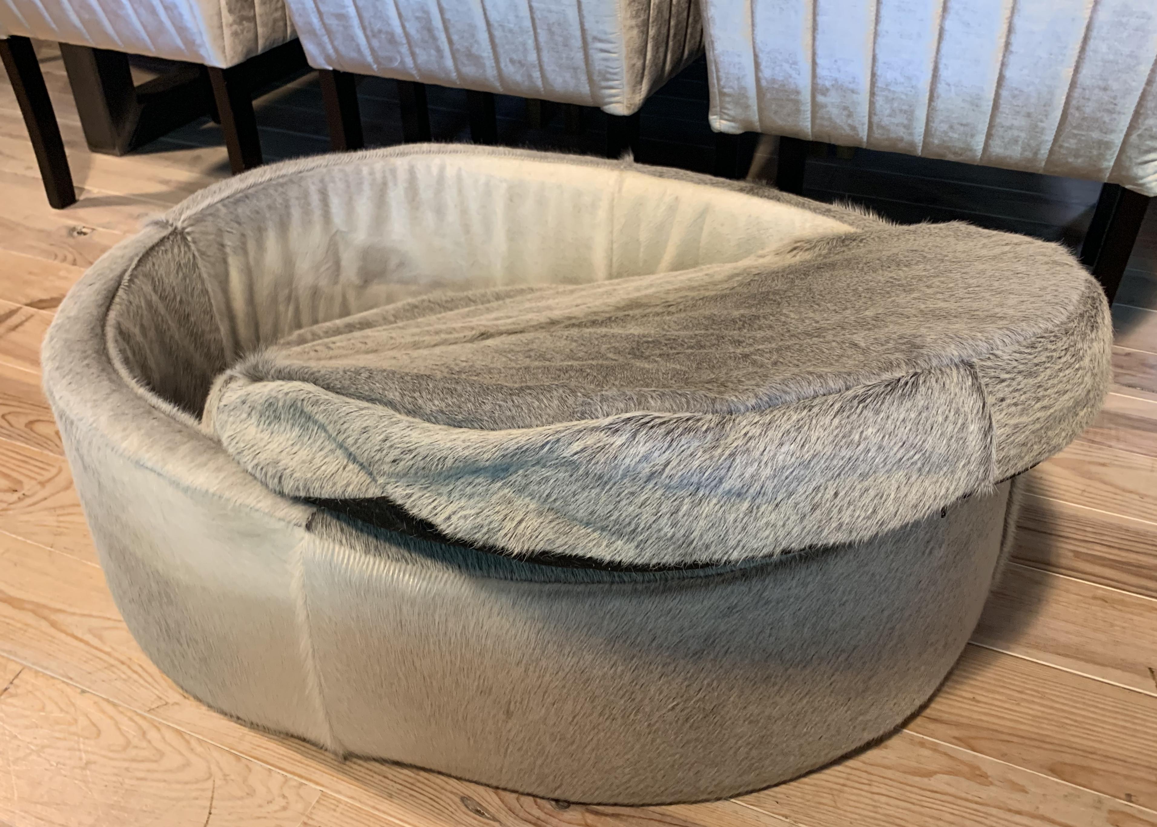 XXIe siècle et contemporain Luxueux lit de chien en cuir de vache en vente