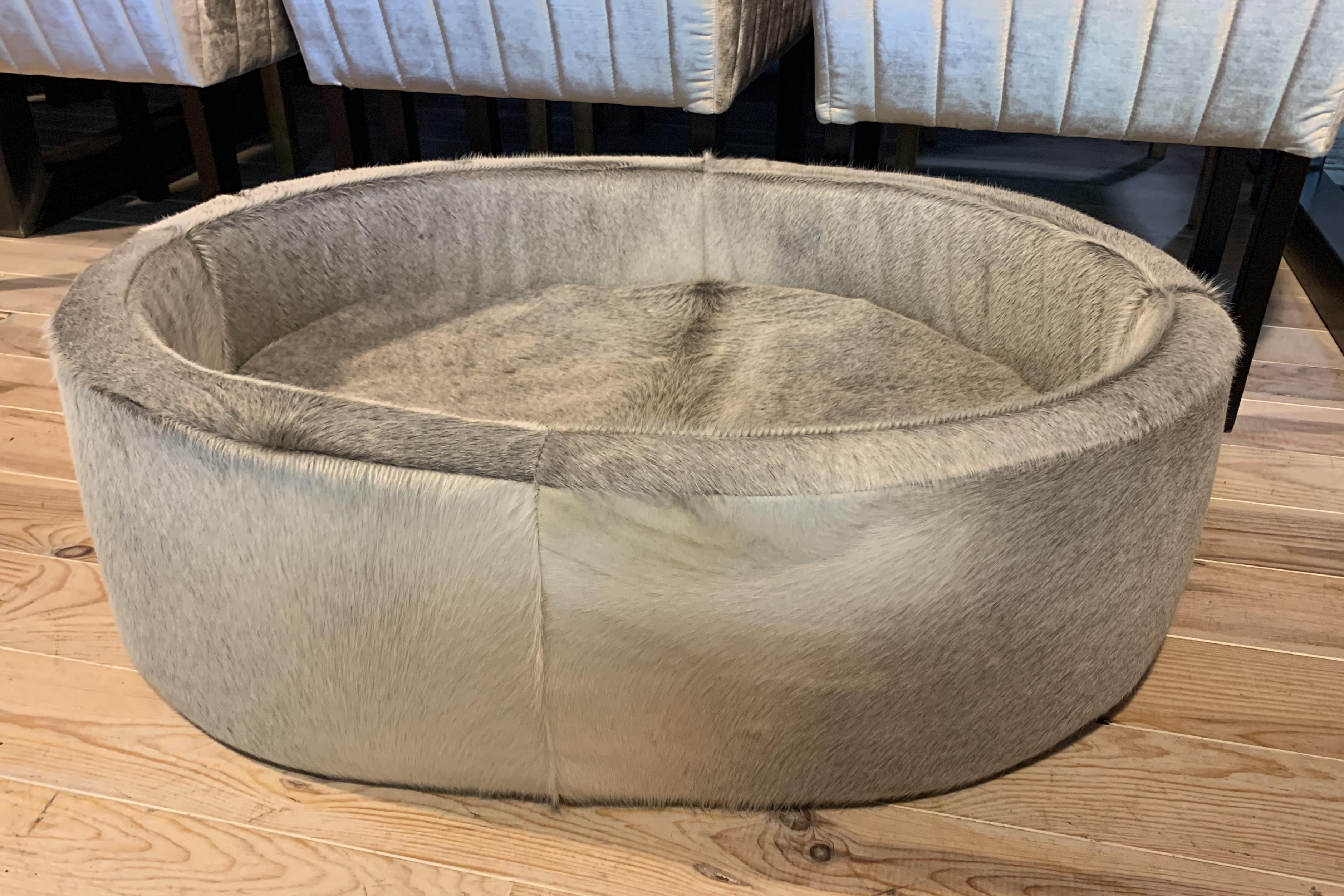 Cuir de vache Luxueux lit de chien en cuir de vache en vente