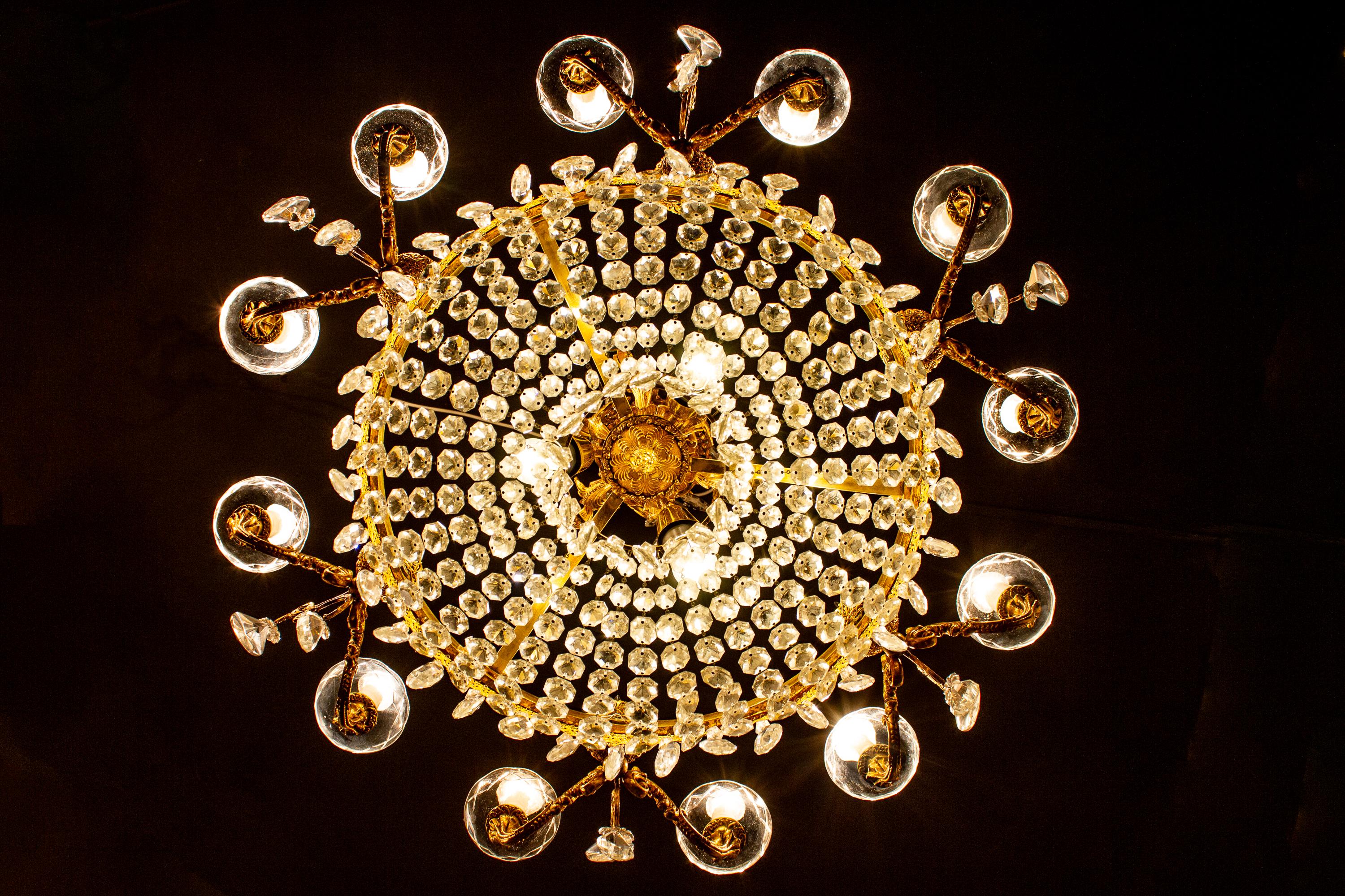 Luxurious Crystal and Brass Chandelier, Italy, 1930 For Sale 7