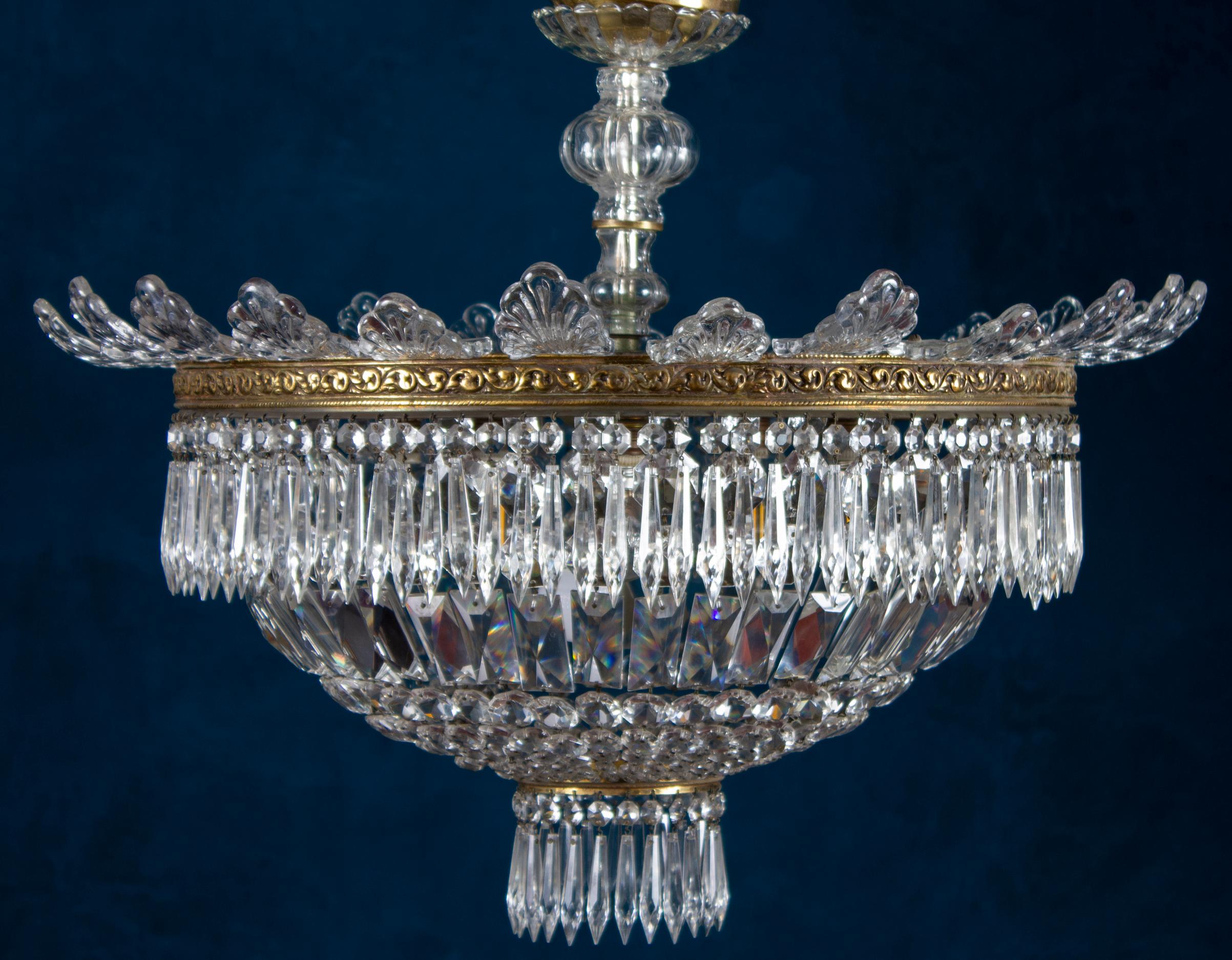 This Sumptuous chandelier supporting a set of precious cut crystal prisms, octagons, oak leaves etc. Matching bronze gilded chain and a ceiling canopy.
Ideal for a reception room, dining room or entrance hall centerpiece.
8 Light bulbs