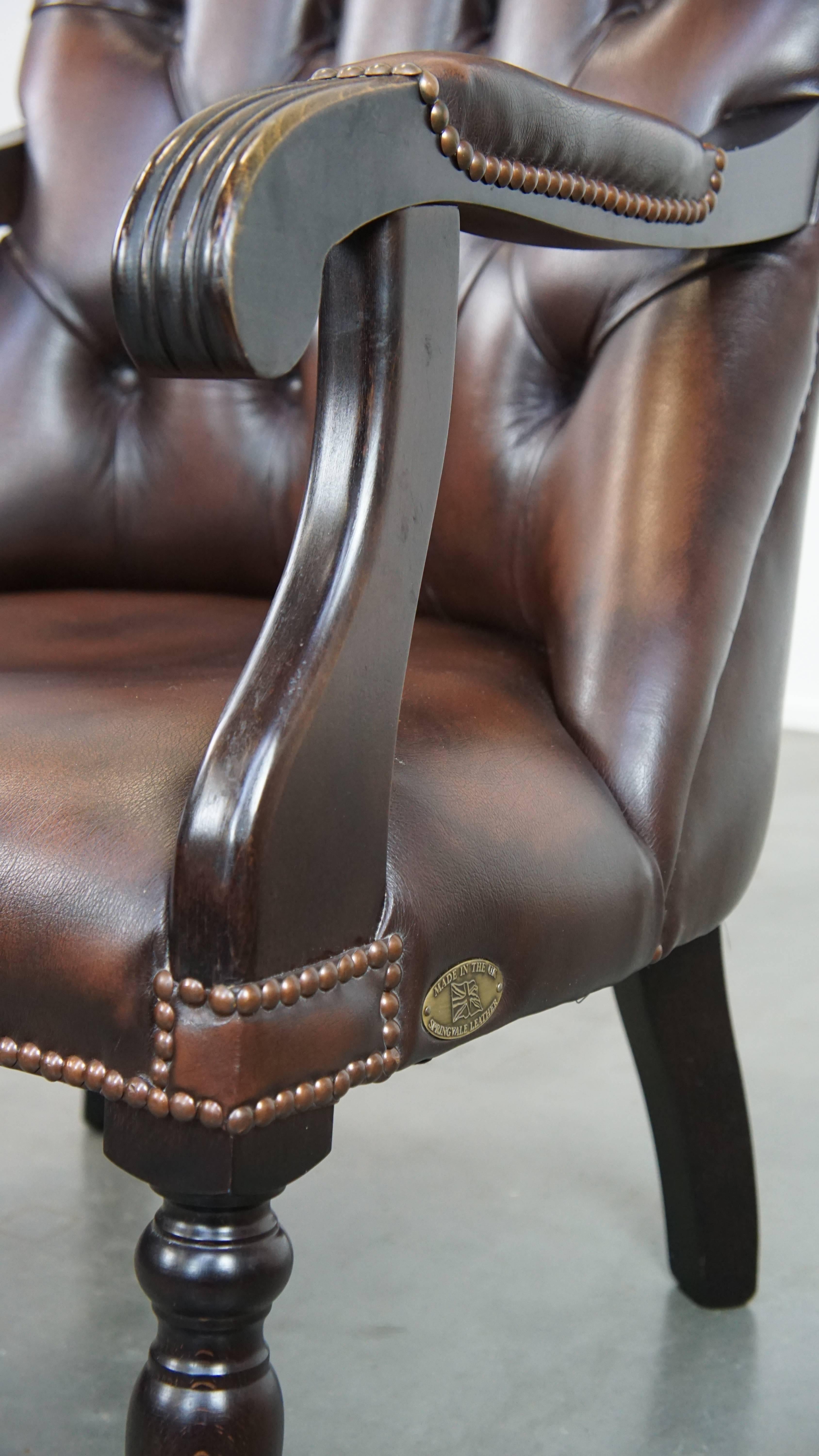 Luxurious dark English cowhide leather and wooden chesterfield armchair For Sale 3