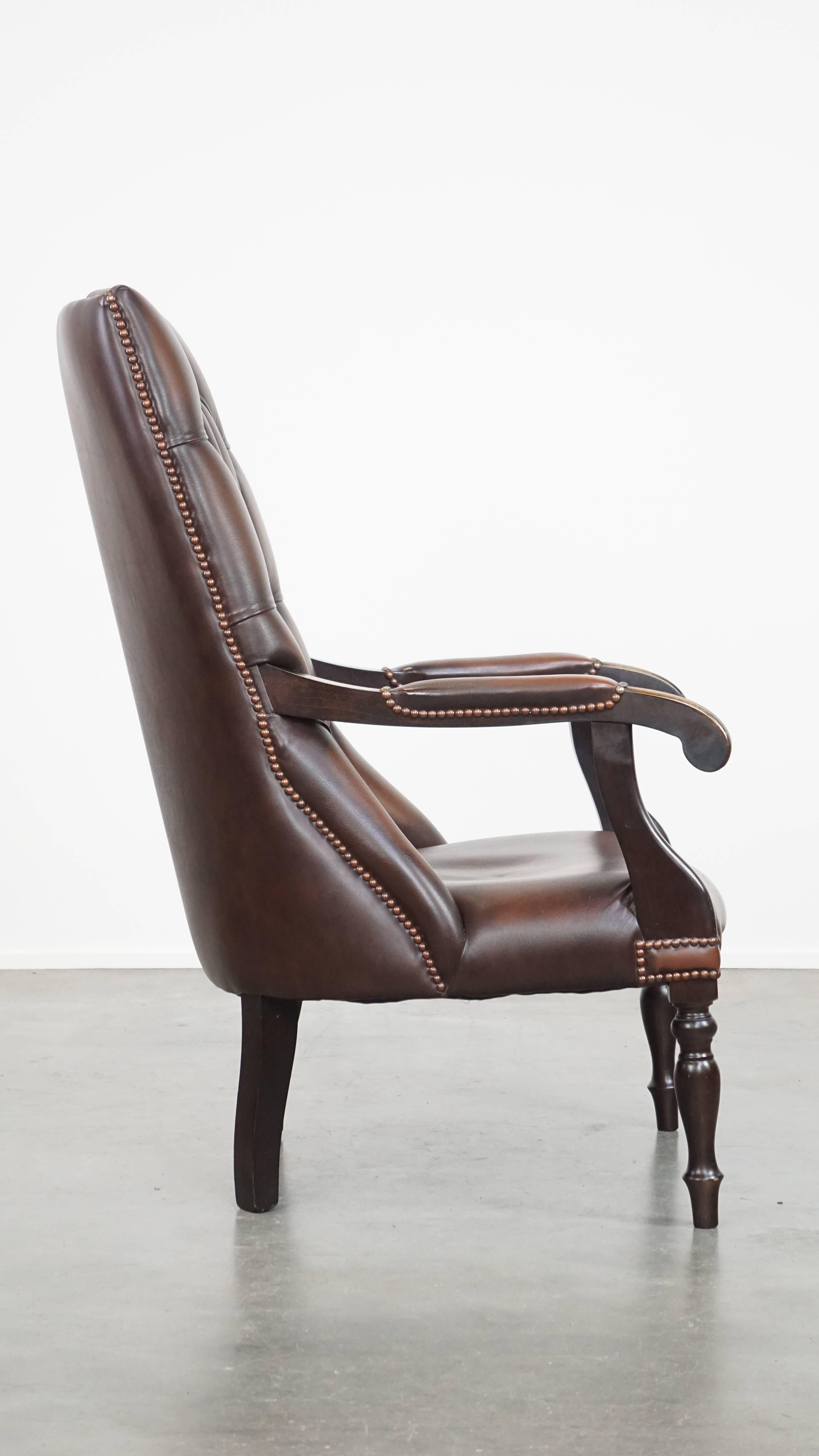 Chesterfield Luxurious dark English cowhide leather and wooden chesterfield armchair For Sale