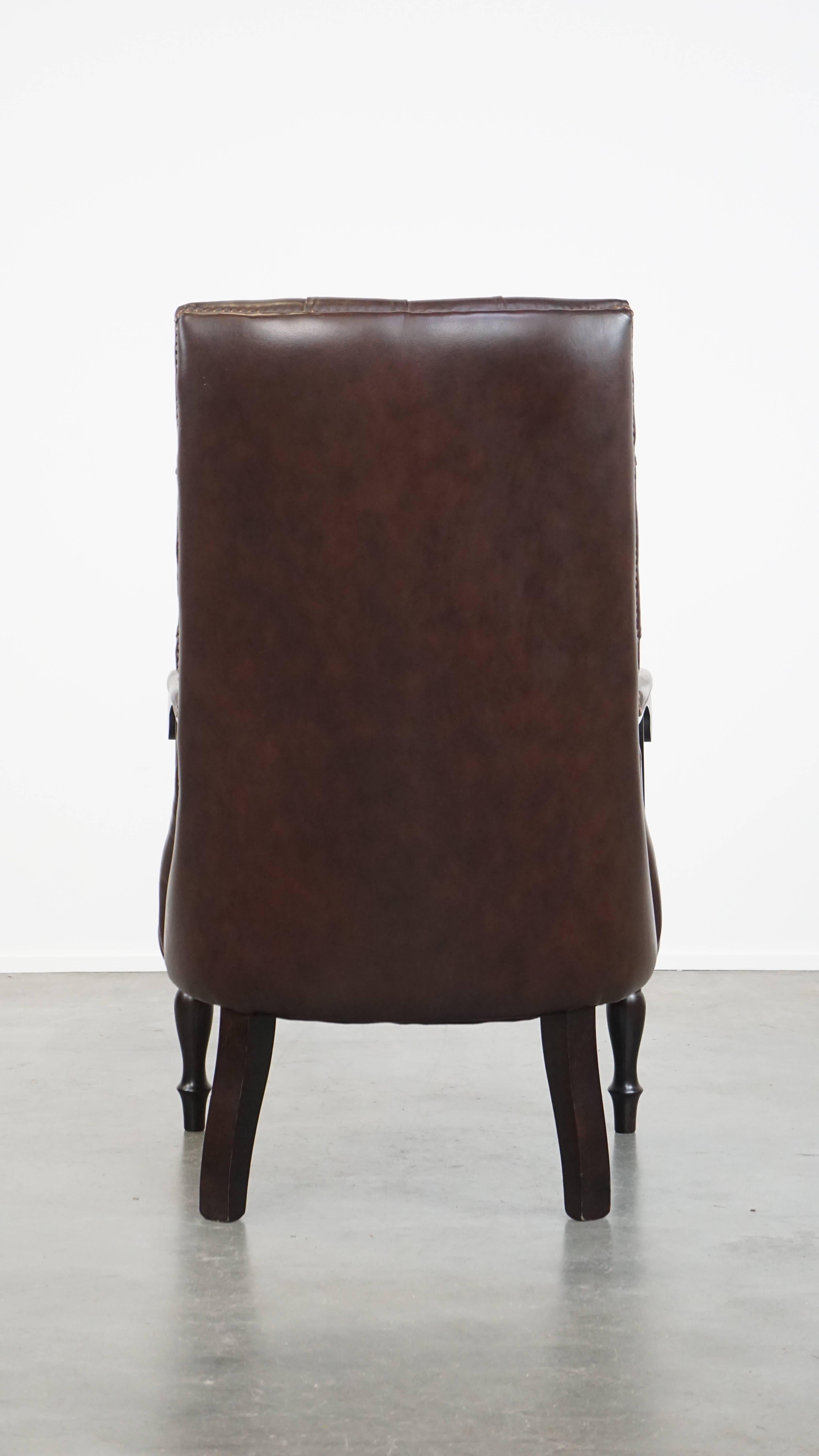 Hand-Crafted Luxurious dark English cowhide leather and wooden chesterfield armchair For Sale