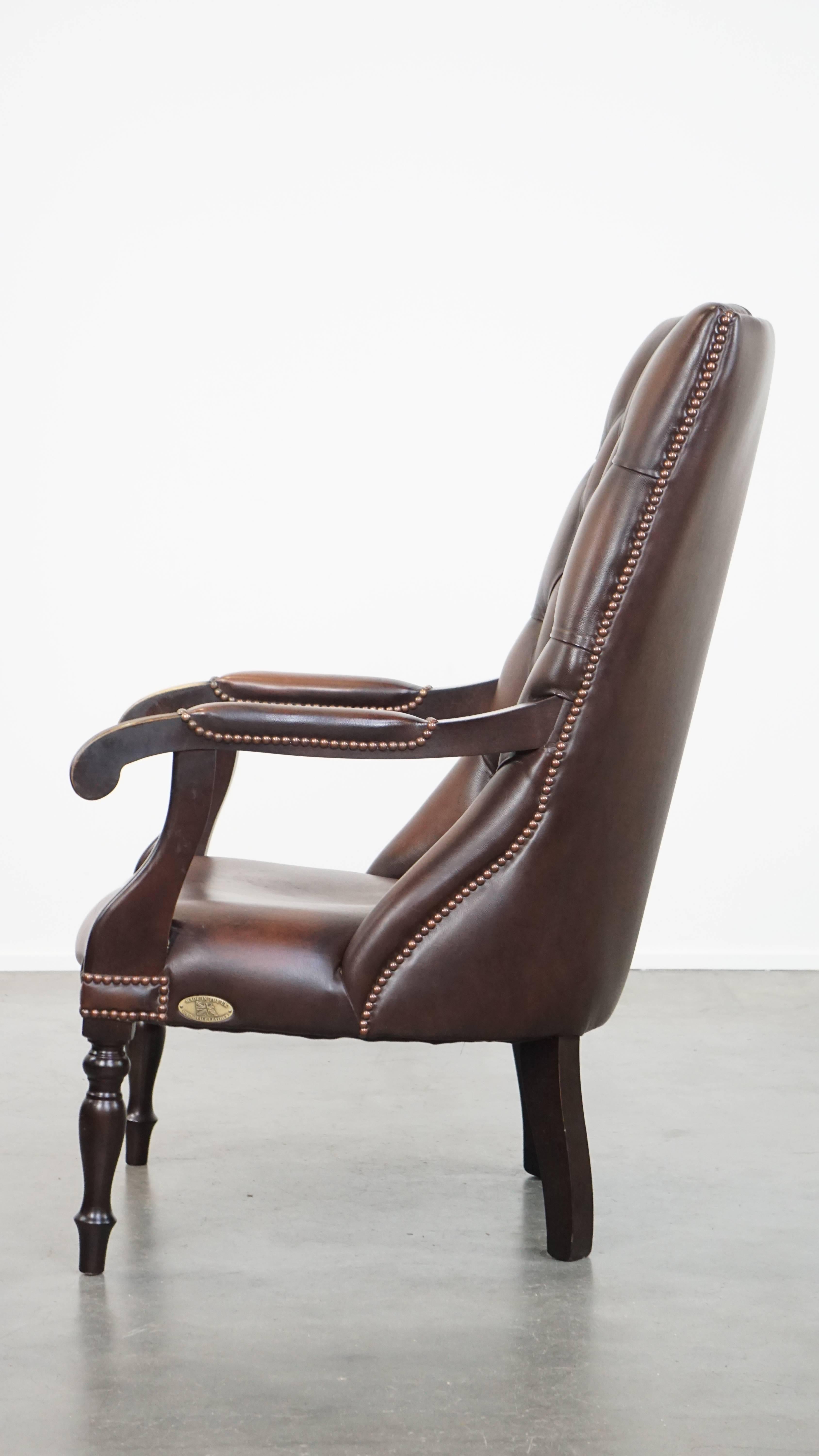 Luxurious dark English cowhide leather and wooden chesterfield armchair In Good Condition For Sale In Harderwijk, NL