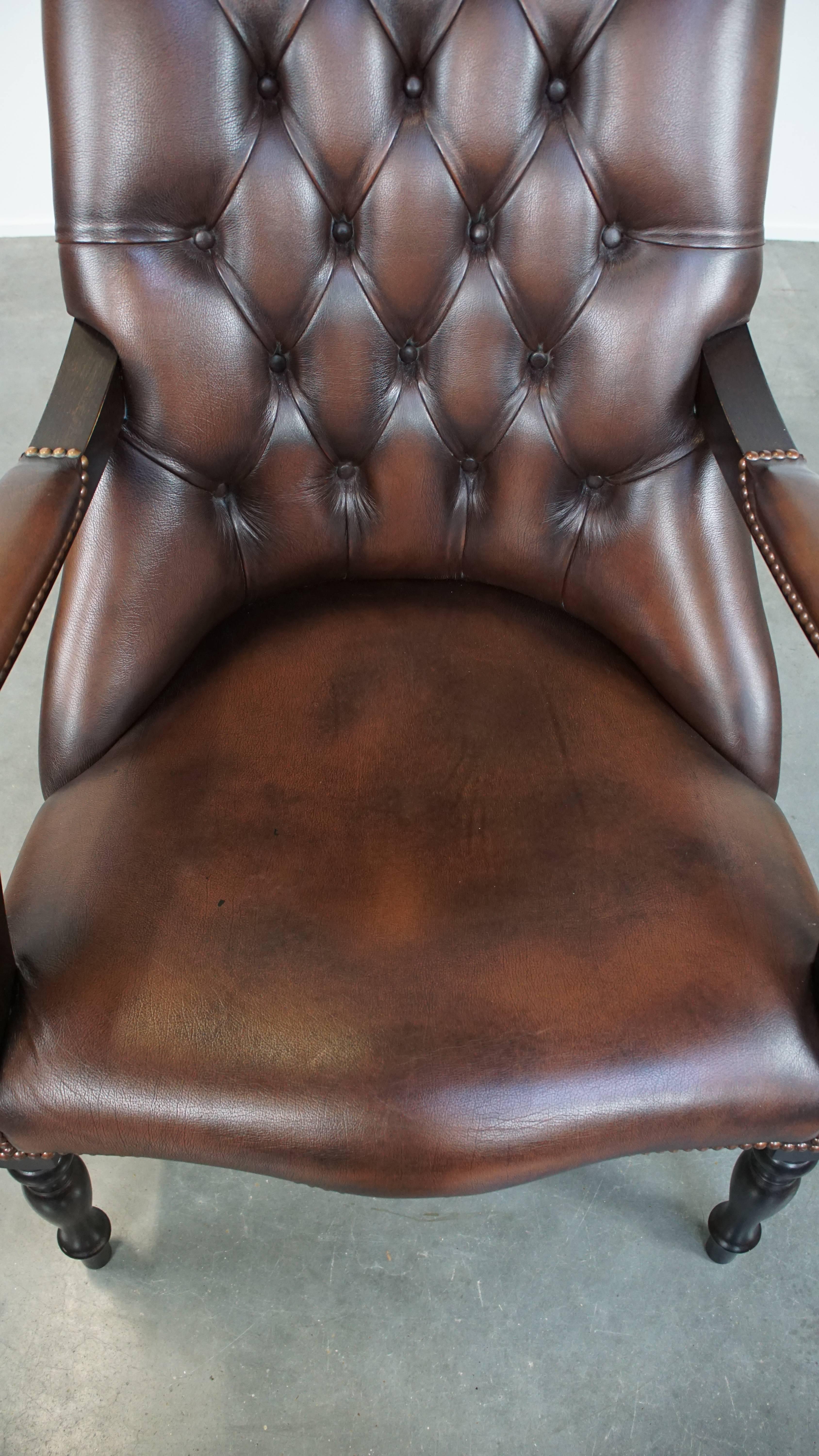 20th Century Luxurious dark English cowhide leather and wooden chesterfield armchair For Sale