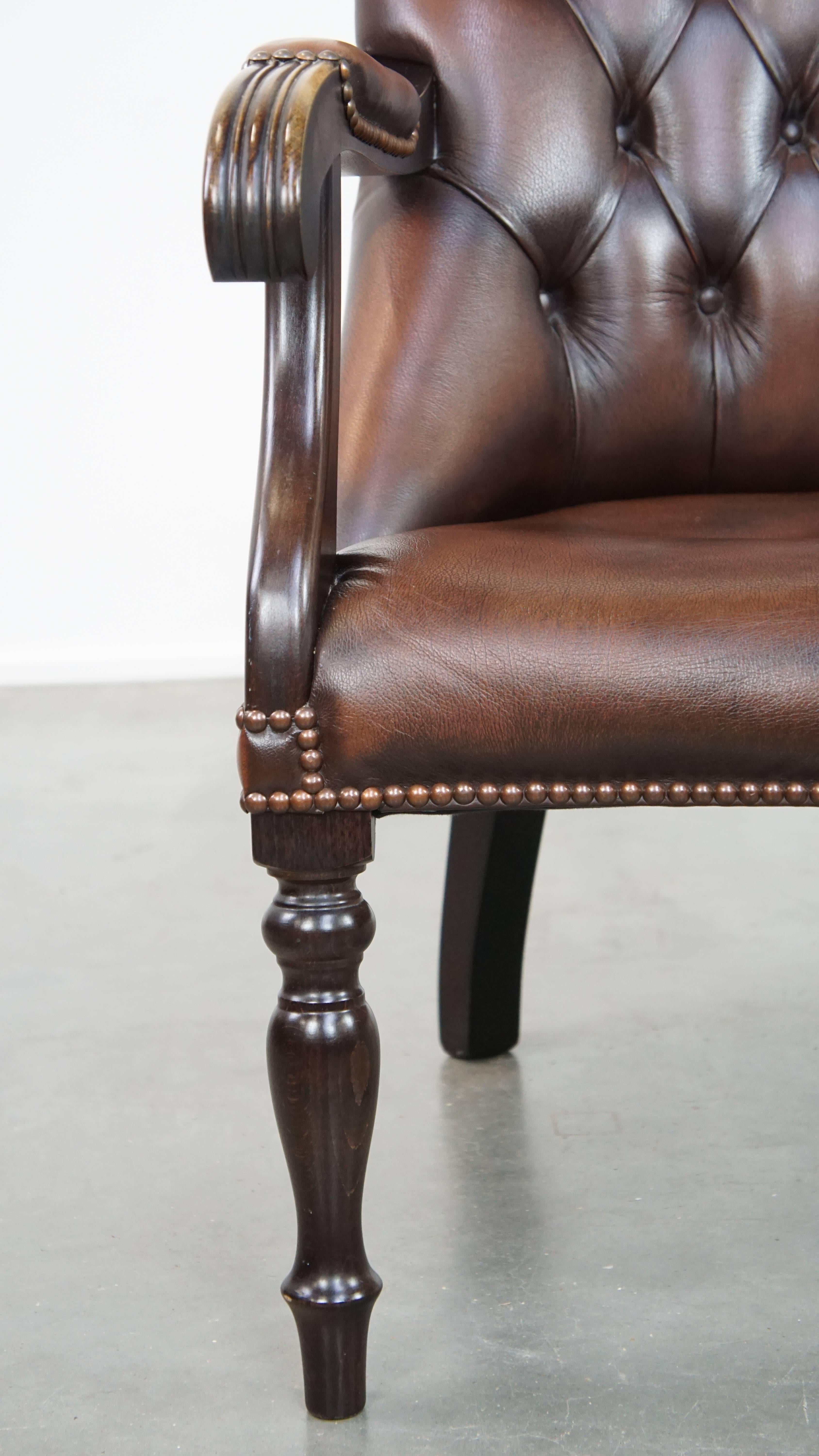 Luxurious dark English cowhide leather and wooden chesterfield armchair For Sale 2