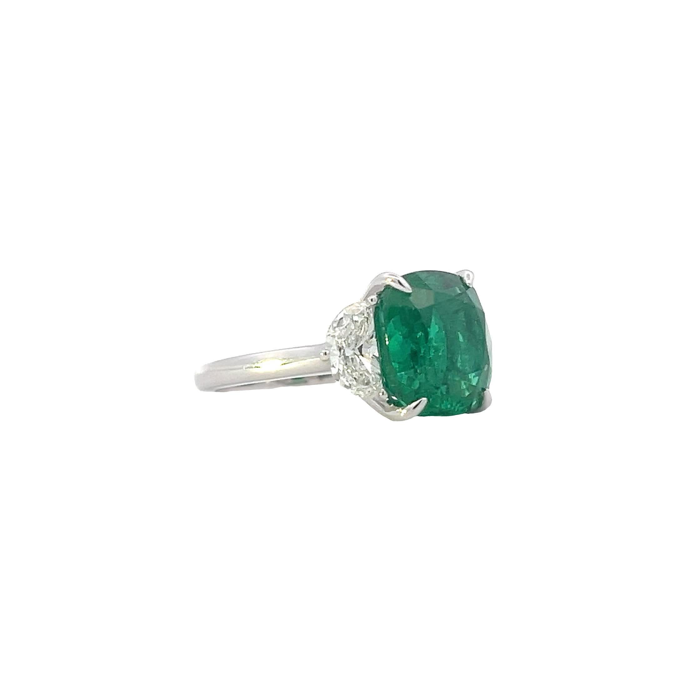 Discover timeless sophistication with this stunning emerald ring, meticulously crafted from luxurious platinum gold.