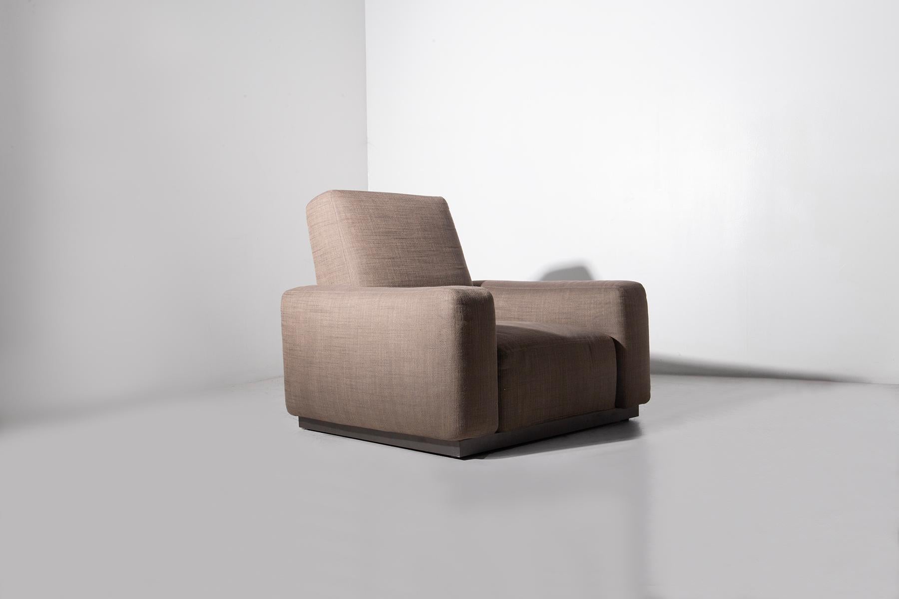 Adopte el epítome del diseño italiano moderno con este exquisito sillón extensible Zanotta. Originaria de finales de los 90 y principios de los 2000, esta butaca ejemplifica el espíritu innovador de Zanotta. El sillón presenta un diseño funcional,
