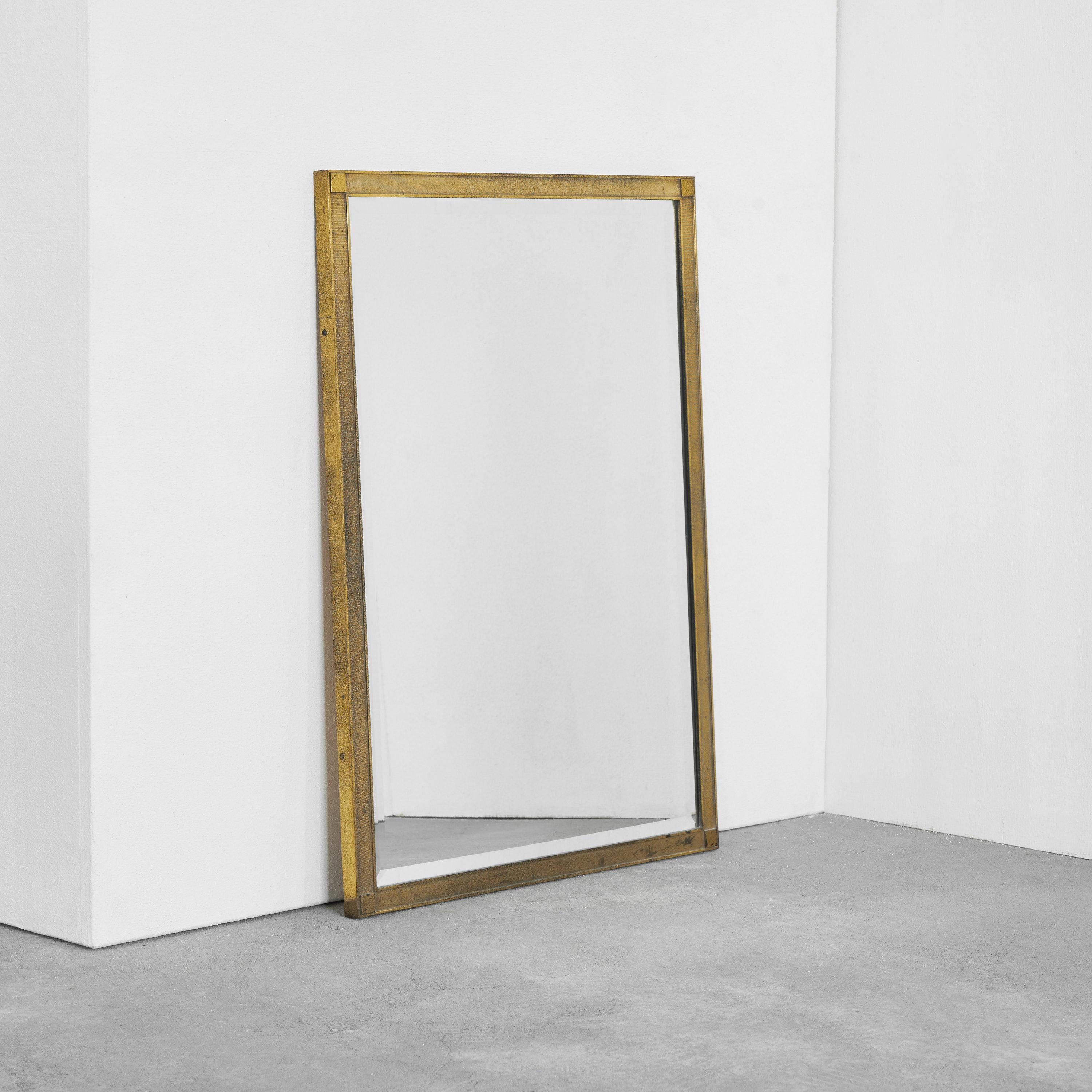 Luxurious Facetted mirror in Patinated Brass. Europe, 1960s.

This luxurious rectangular mirror from the 1960s features a high quality brass frame, showing modest and refined details. A subtle pattern of thin lines can be seen on surface of the