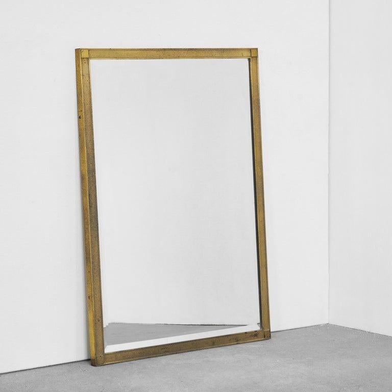 Mid-Century Modern Luxueux miroir à facettes en laiton patiné des années 1960 en vente