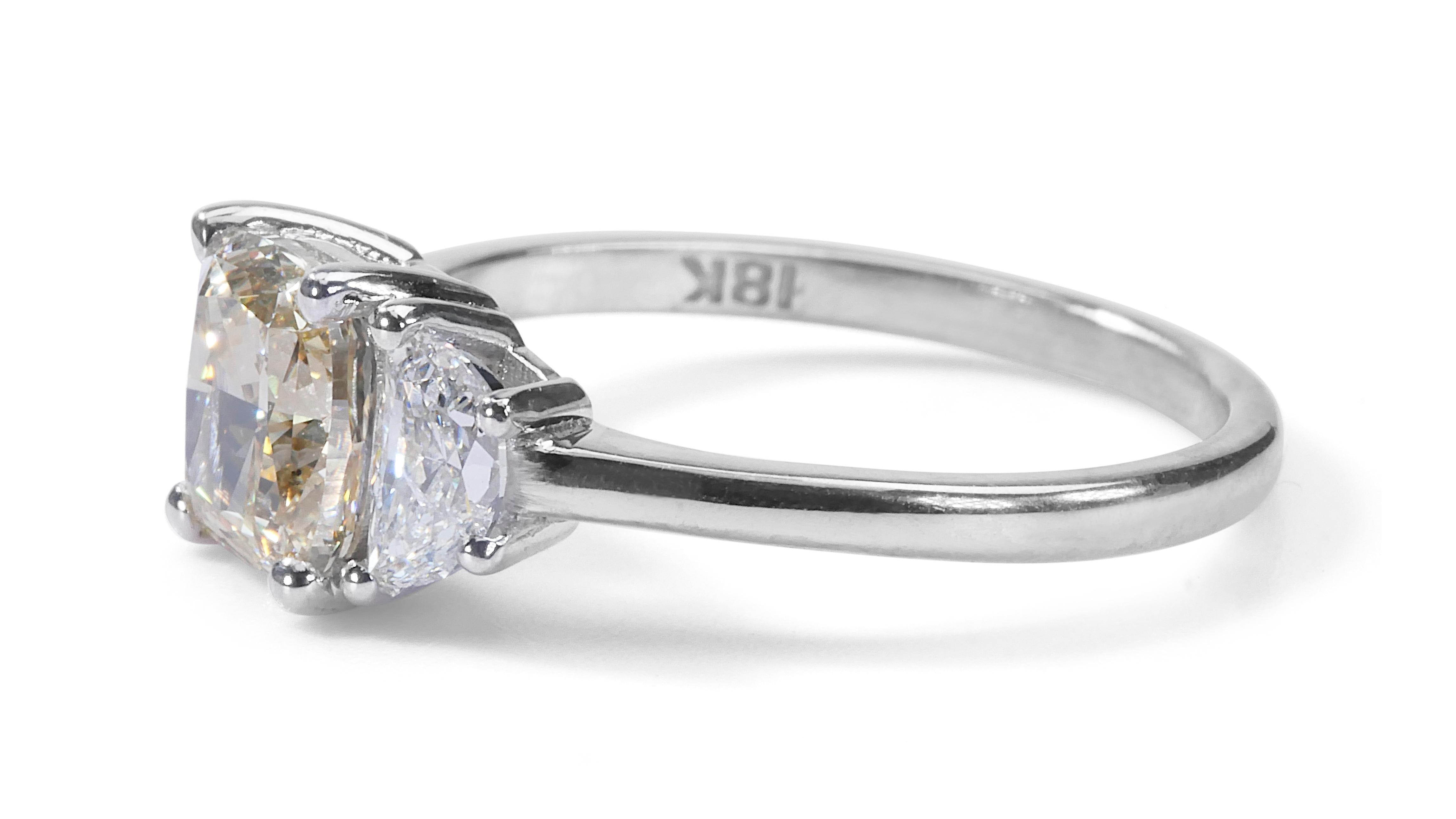 Luxurious Fancy Color Three Stone Ring with 2.01 Ct Natural Diamonds, GIA Cert In New Condition In רמת גן, IL