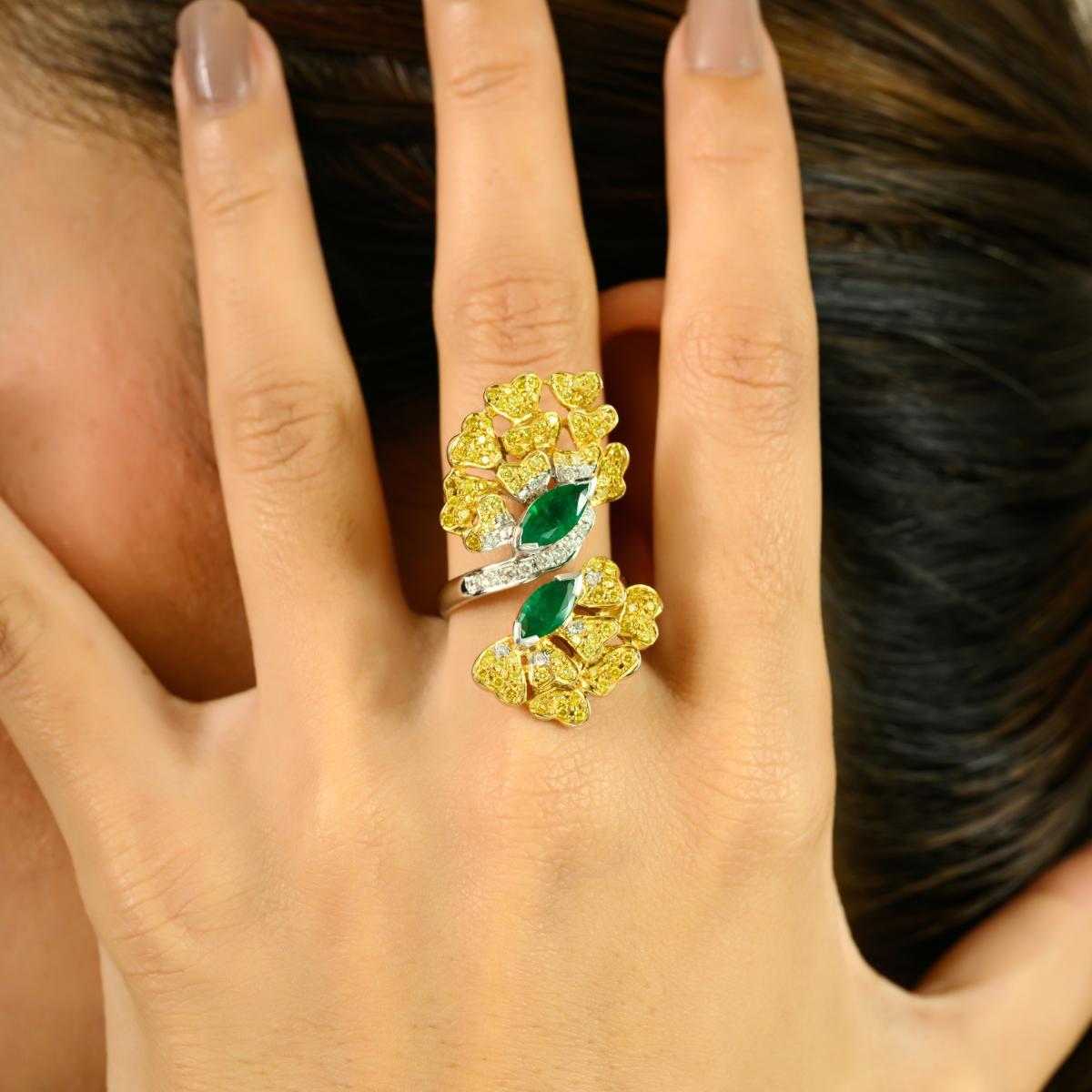En venta: Lujoso Anillo de Cóctel de Oro Amarillo de 14k Inspirado en Flores, Esmeralda y Diamante  2