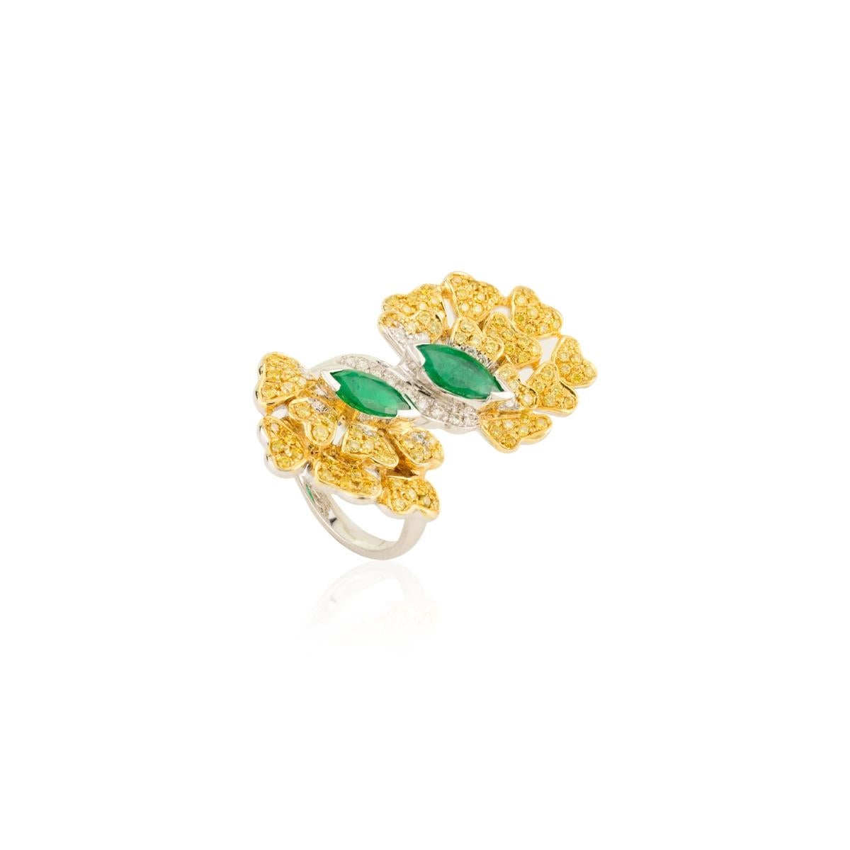 En venta: Lujoso Anillo de Cóctel de Oro Amarillo de 14k Inspirado en Flores, Esmeralda y Diamante  5