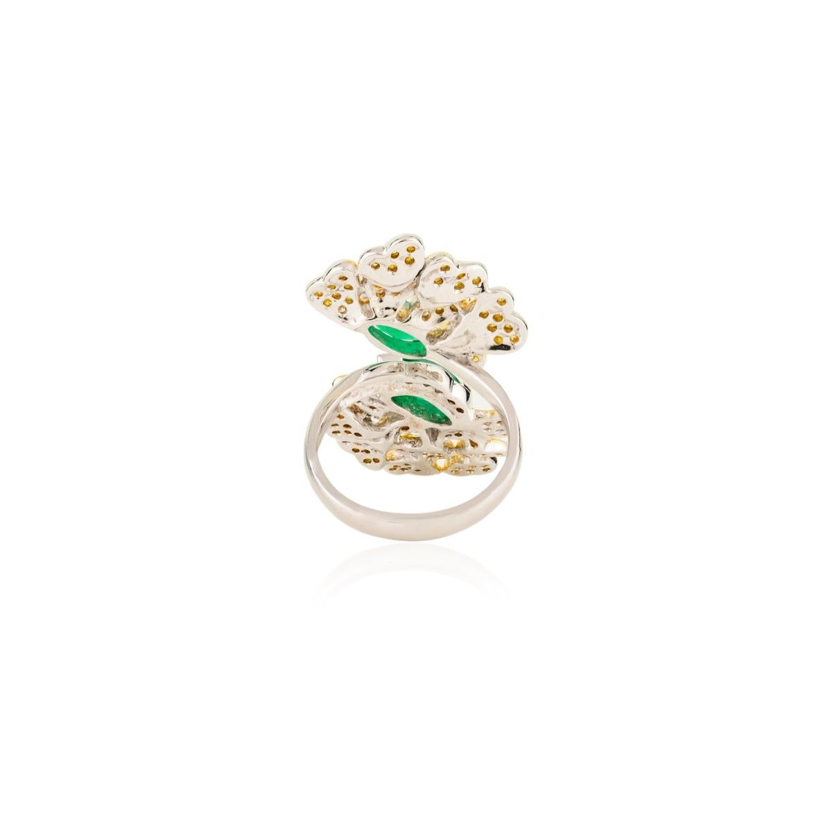 En venta: Lujoso Anillo de Cóctel de Oro Amarillo de 14k Inspirado en Flores, Esmeralda y Diamante  7