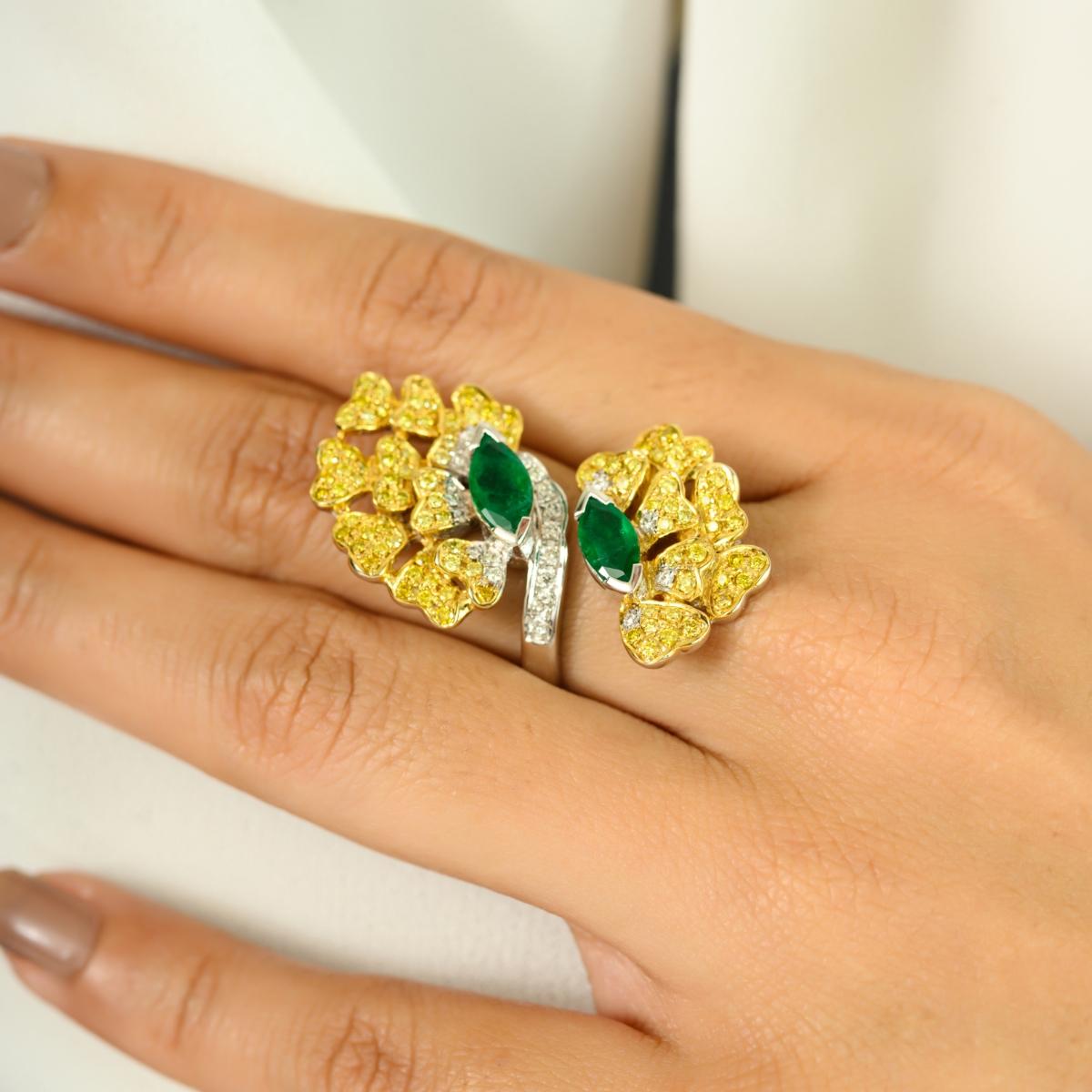 En venta: Lujoso Anillo de Cóctel de Oro Amarillo de 14k Inspirado en Flores, Esmeralda y Diamante  8