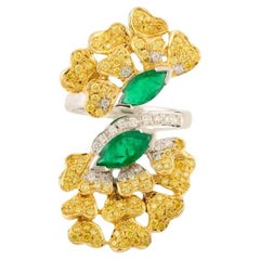 Luxueuse bague cocktail d'inspiration florale en or jaune 14 carats, émeraude et diamants