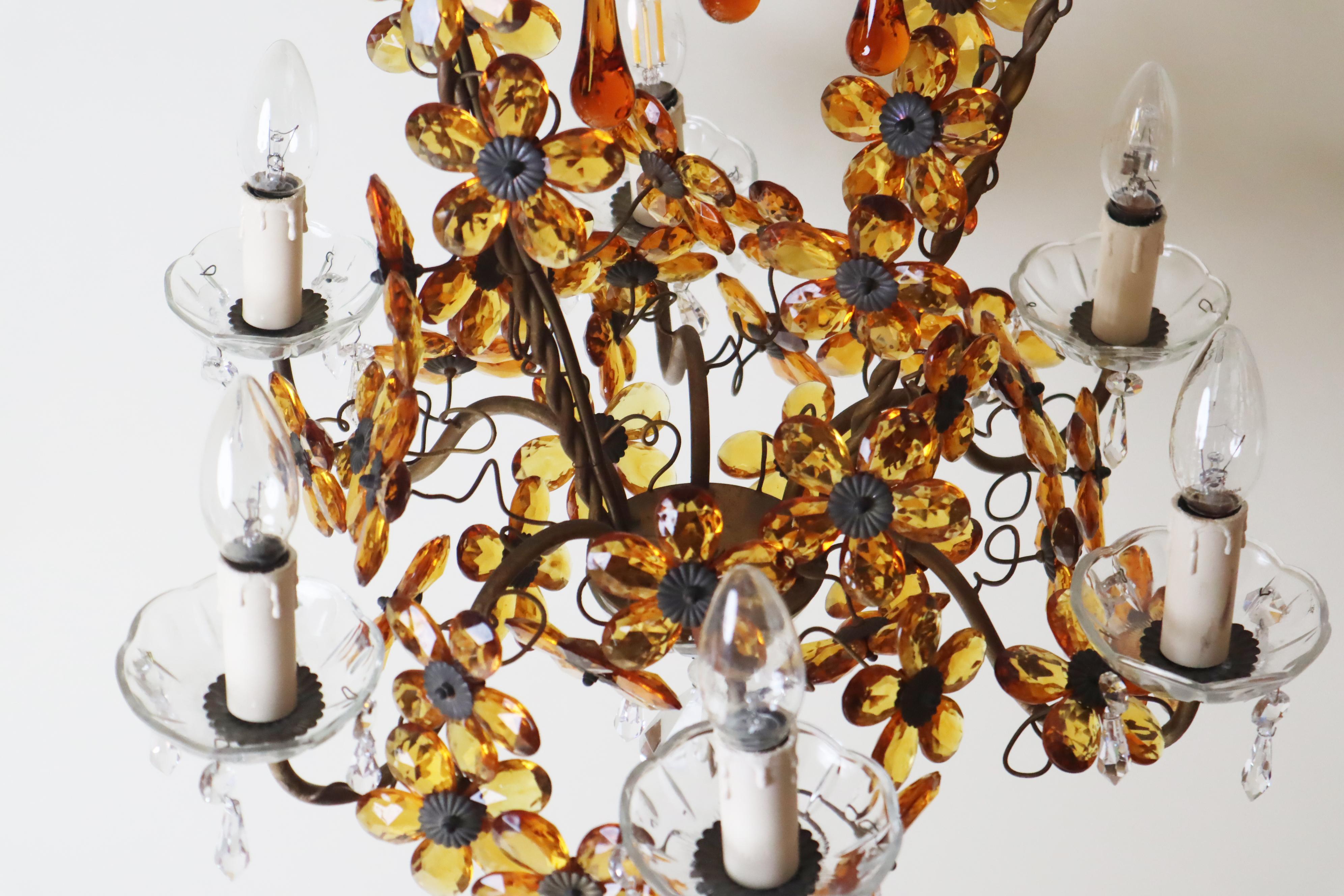 Questo lampadario è davvero uno spettacolo da vedere, con il suo bellissimo design floreale che porterà sicuramente un tocco di eleganza in ogni stanza. Il design artistico è straordinario e affascina ogni spettatore. I bellissimi fiori sono