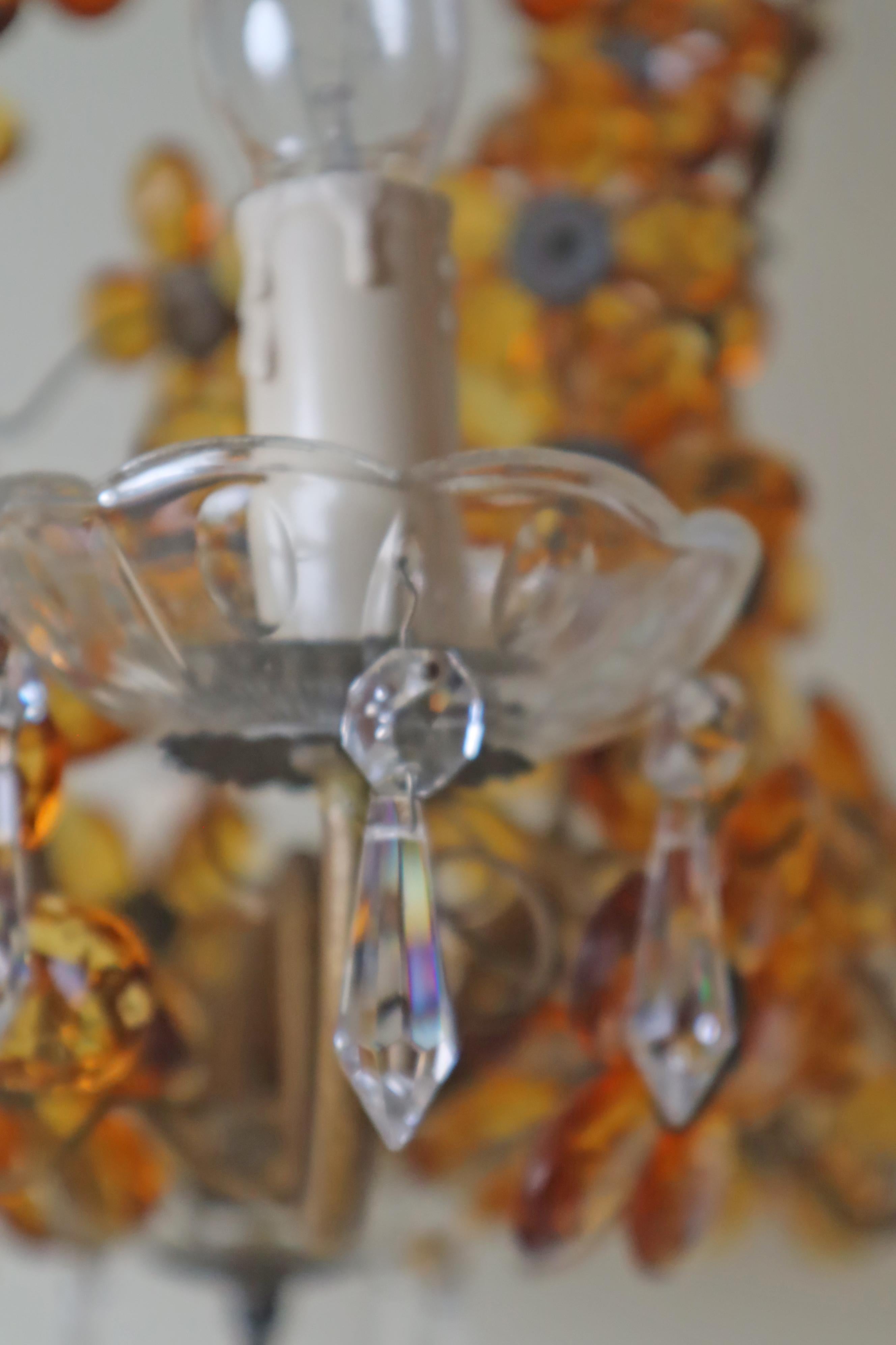 Metà XX secolo Lussuoso lampadario a cesto di fiori realizzato in  Cristalli color ambra in vendita