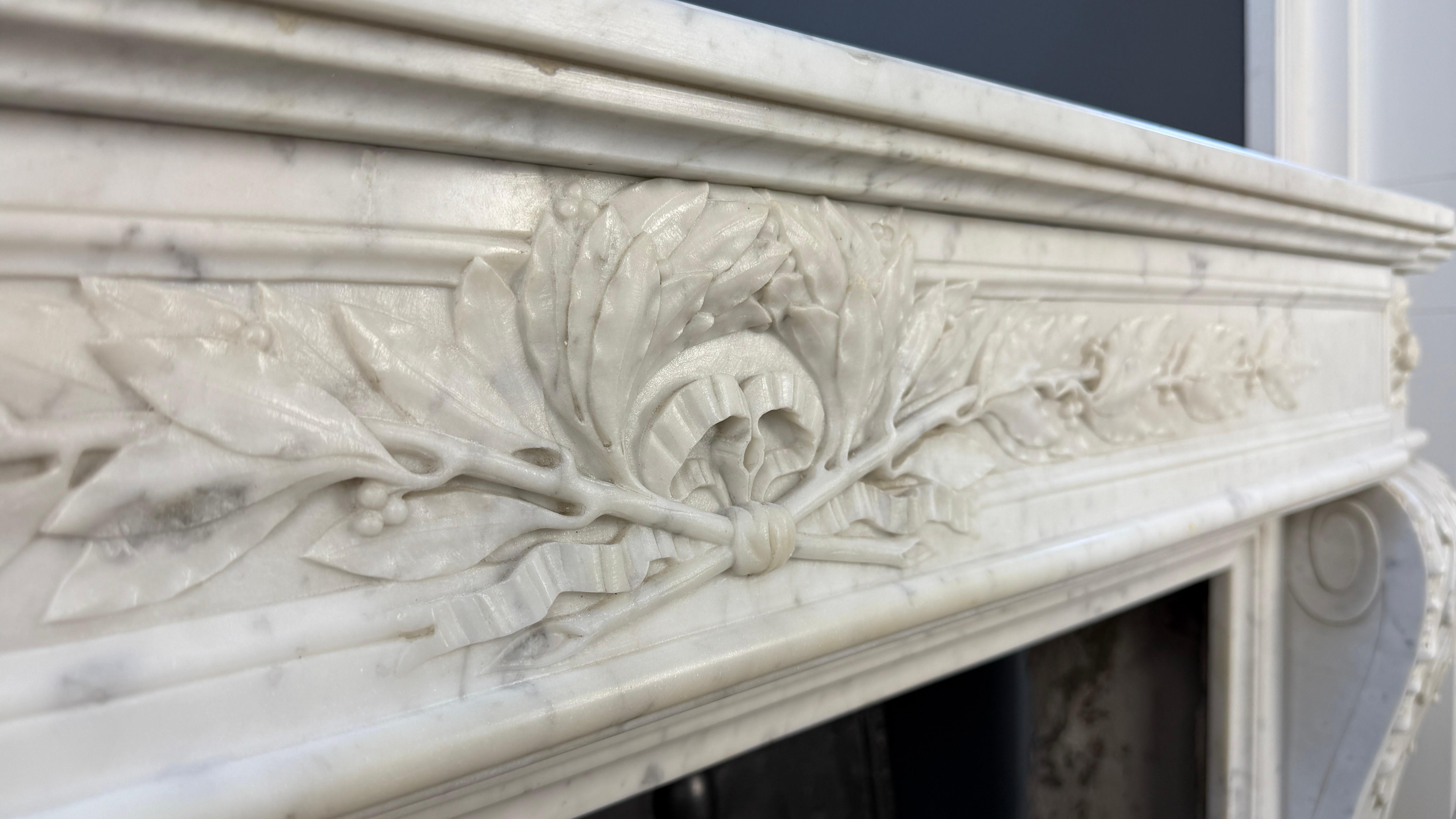 Lussuoso caminetto Antique French - Ricco di dettagli in marmo di Carrara in vendita 2