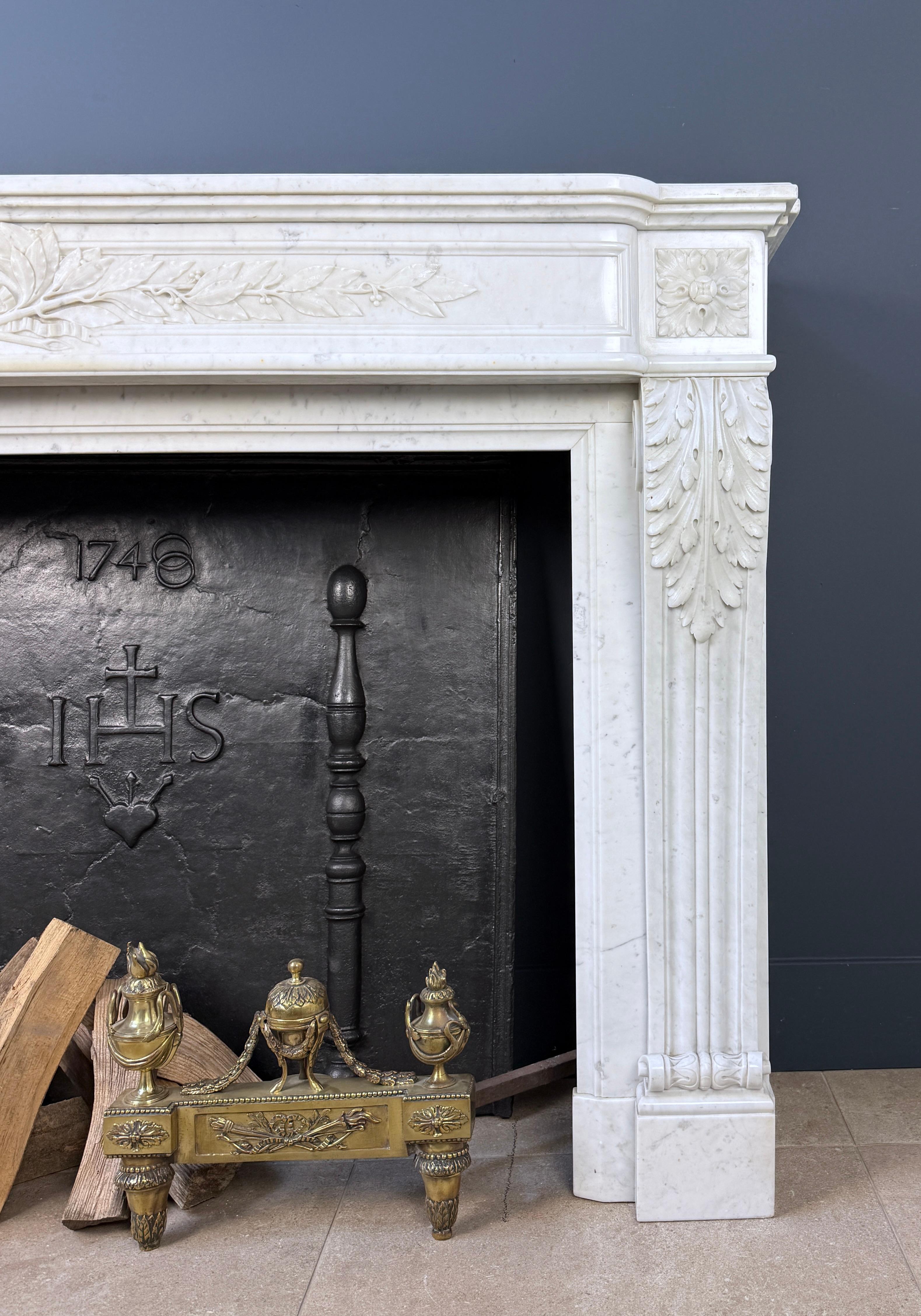 Lussuoso caminetto Antique French - Ricco di dettagli in marmo di Carrara in vendita 3