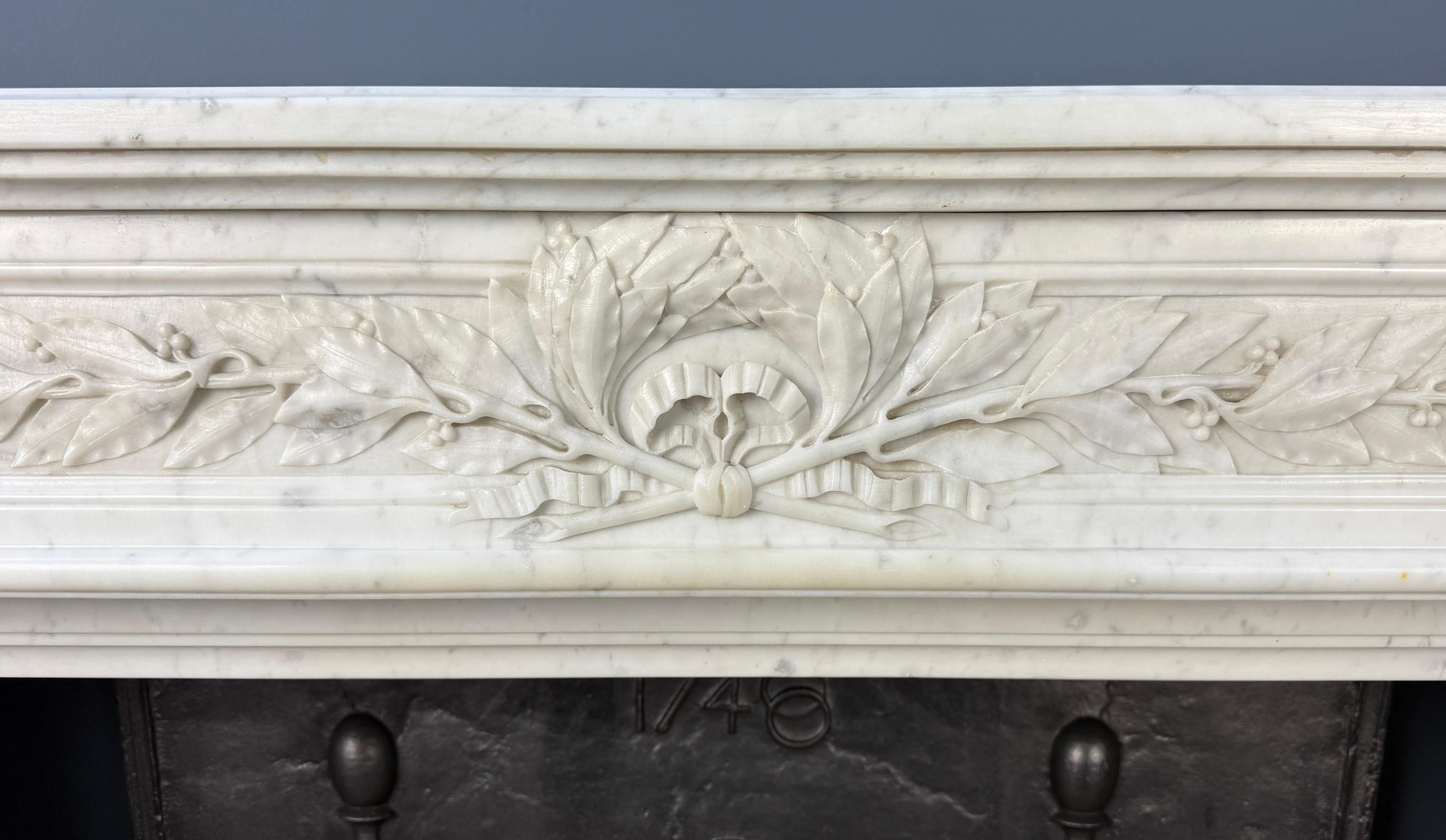 Lussuoso caminetto Antique French - Ricco di dettagli in marmo di Carrara in vendita 4