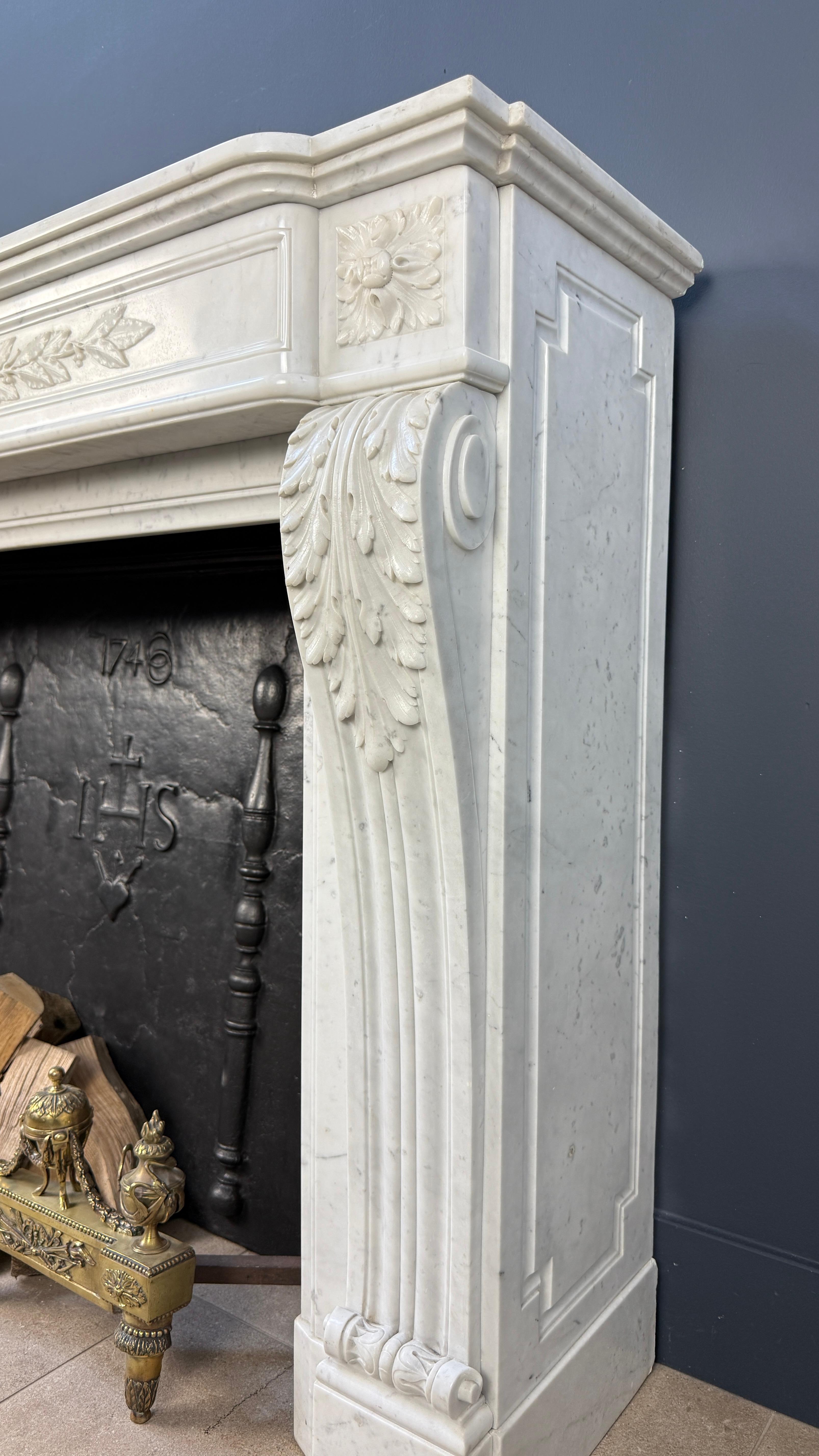 Lussuoso caminetto Antique French - Ricco di dettagli in marmo di Carrara in vendita 7