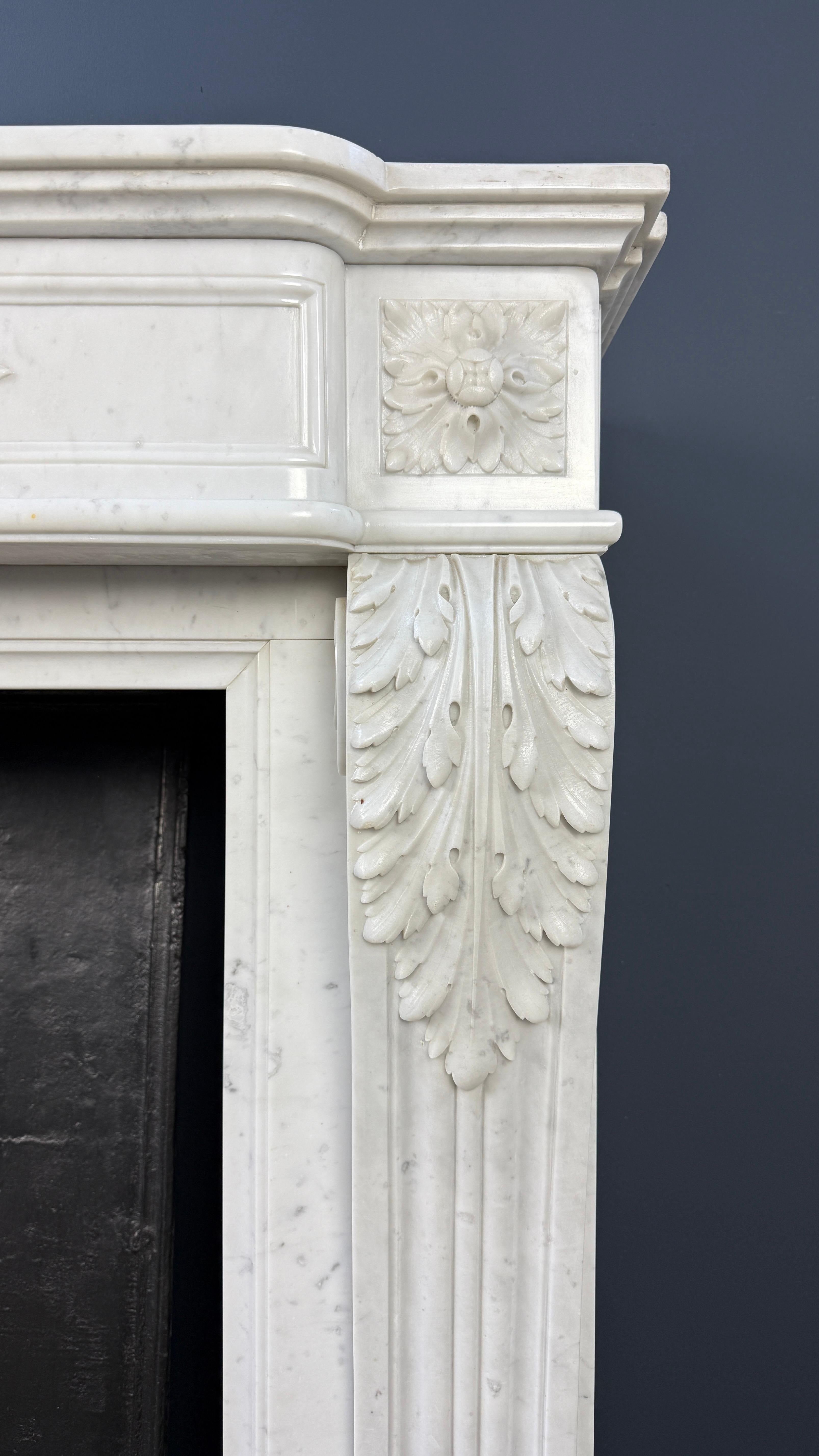 
Questo splendido caminetto antico francese, realizzato in marmo di Carrara di alta qualità, emana pura eleganza e maestria. Probabilmente proveniente da una grande residenza francese, questo capolavoro irradia raffinatezza. Le console graziosamente
