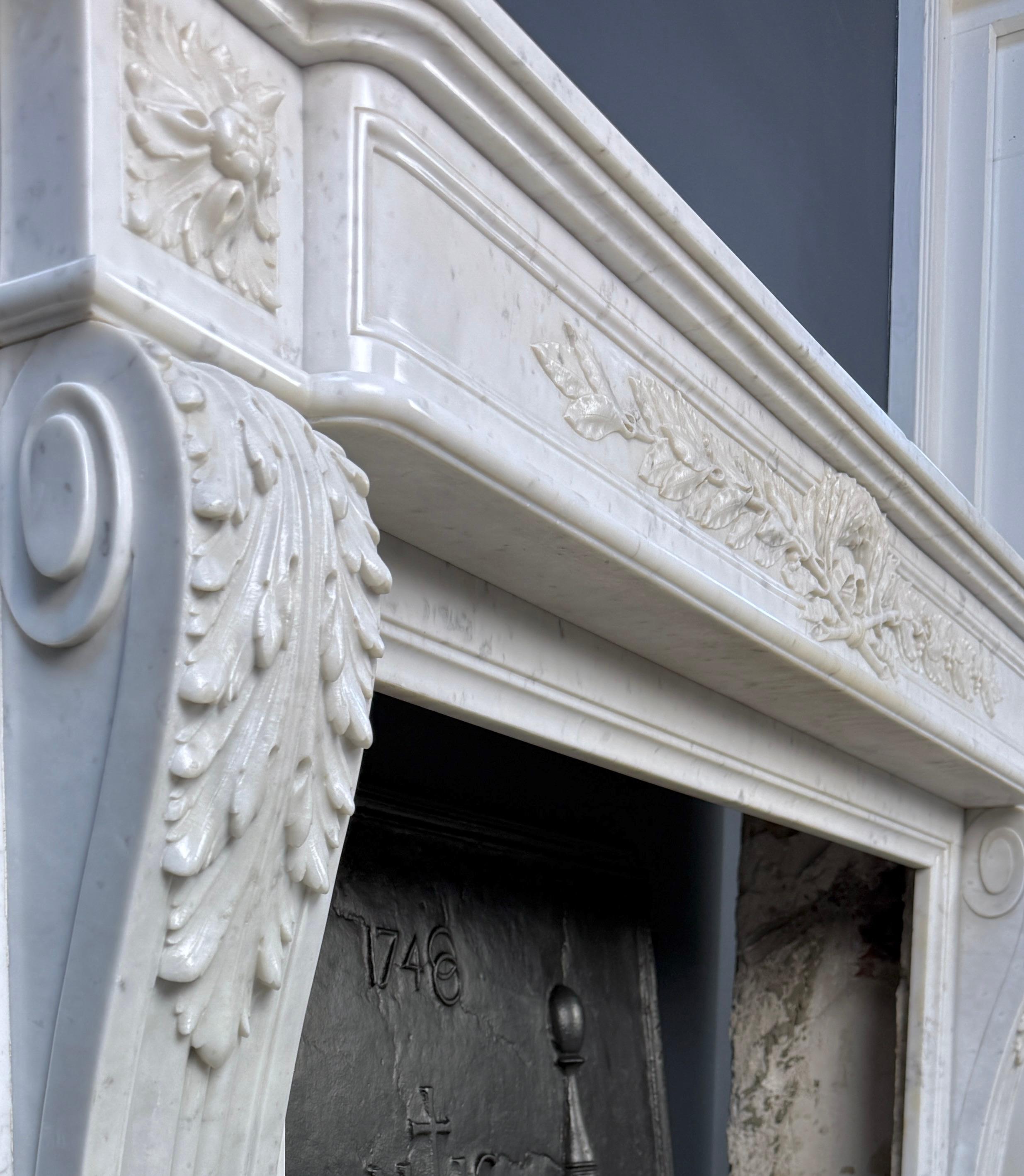 Luigi XV Lussuoso caminetto Antique French - Ricco di dettagli in marmo di Carrara in vendita