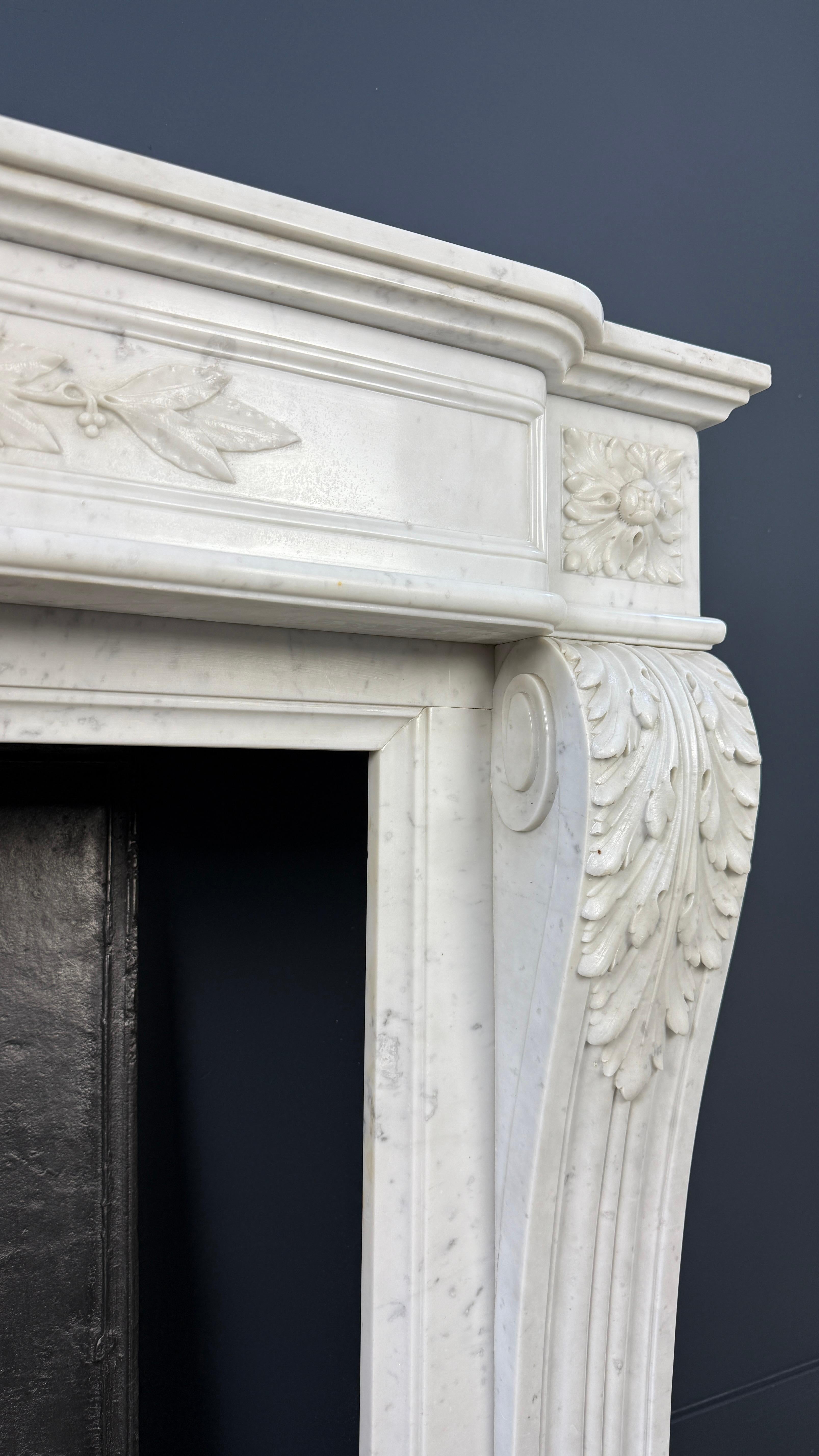 Intagliato a mano Lussuoso caminetto Antique French - Ricco di dettagli in marmo di Carrara in vendita