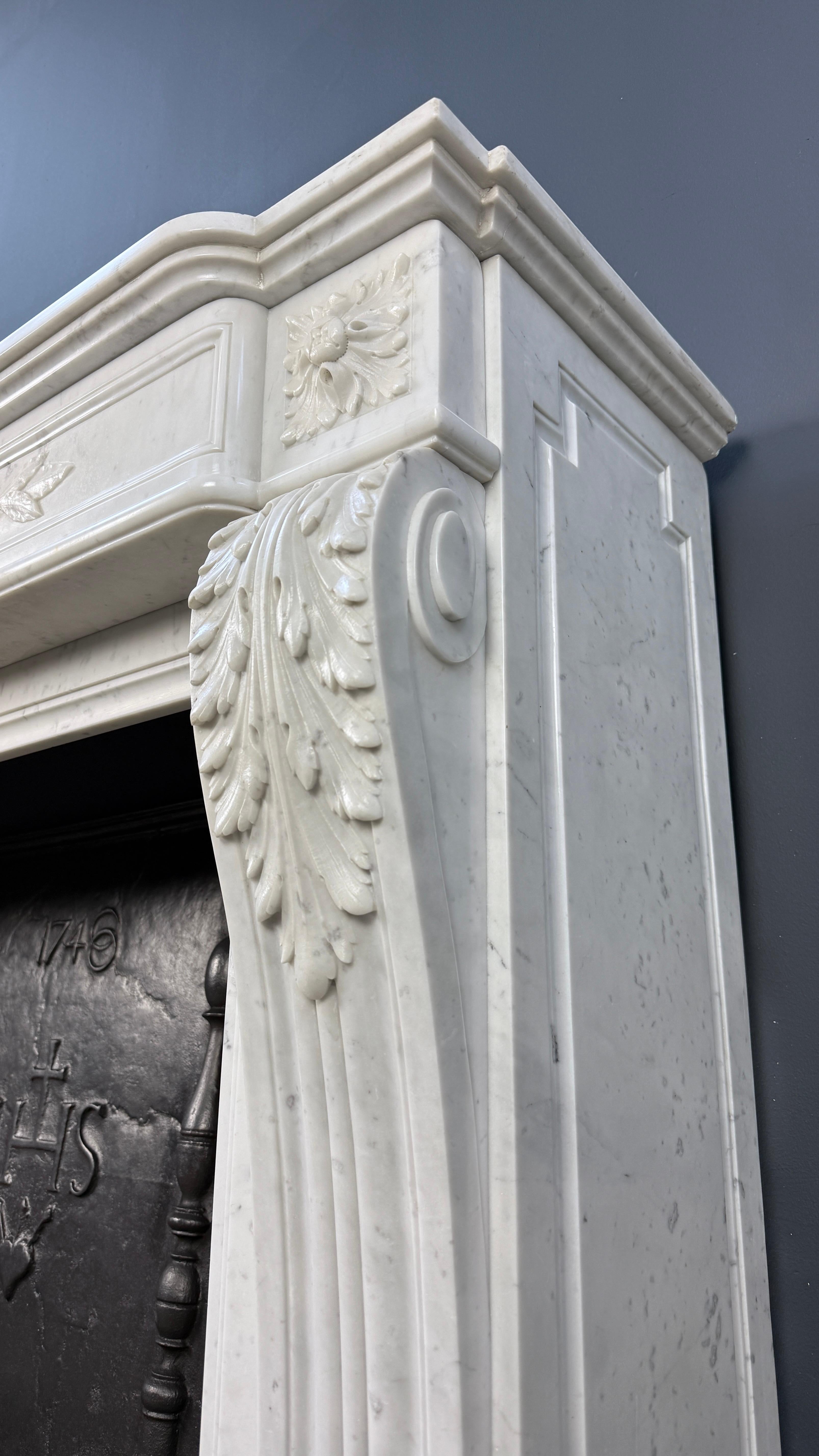 XIX secolo Lussuoso caminetto Antique French - Ricco di dettagli in marmo di Carrara in vendita
