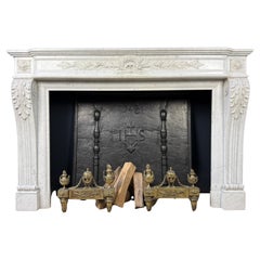 Luxueuse cheminée française à l'ancienne - richement décorée en marbre de Carrare