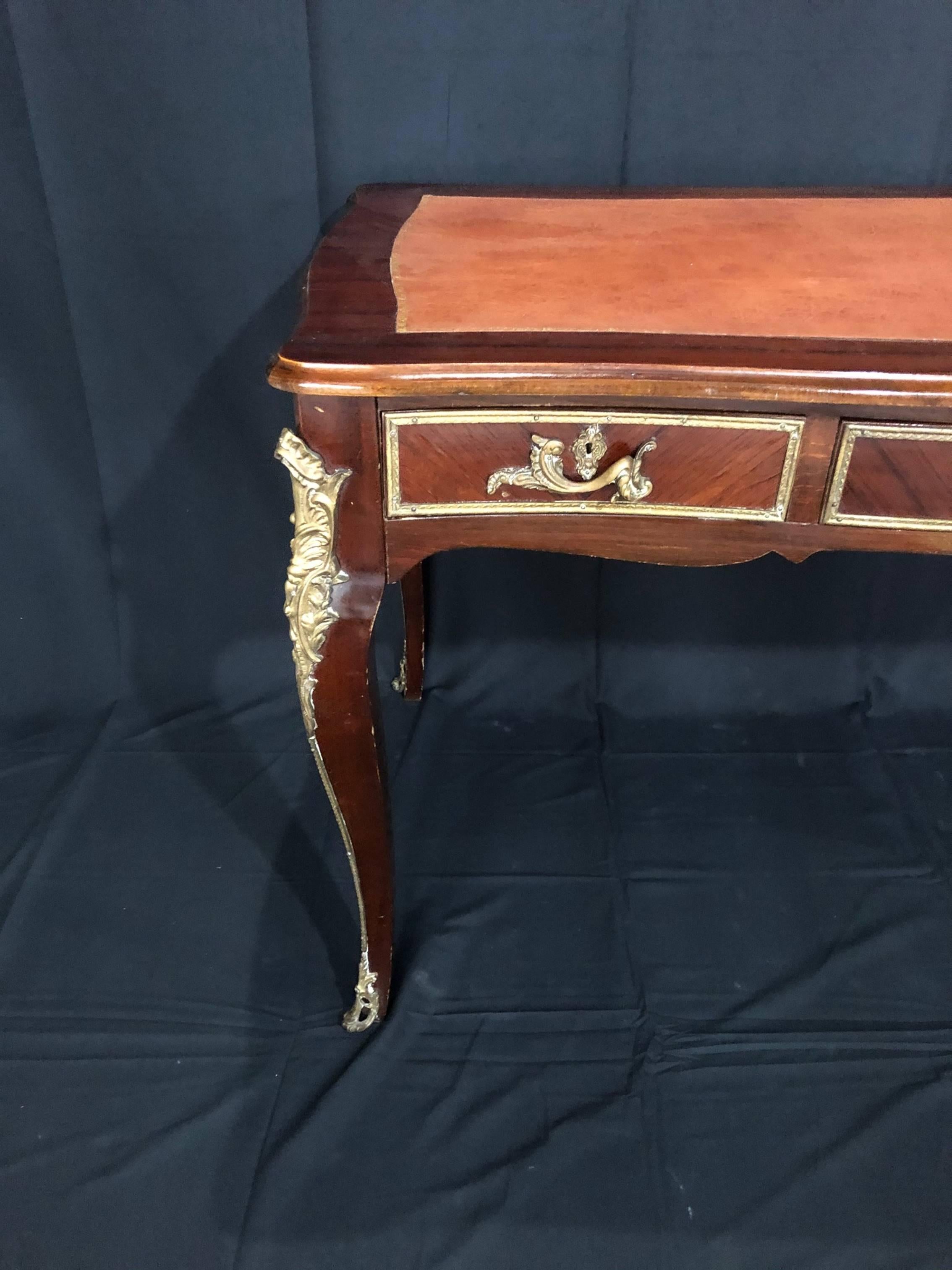 Luxurious French Louis XV Style Walnut and Tooled Leather Bureau Plat Desk In Good Condition In Hopewell, NJ