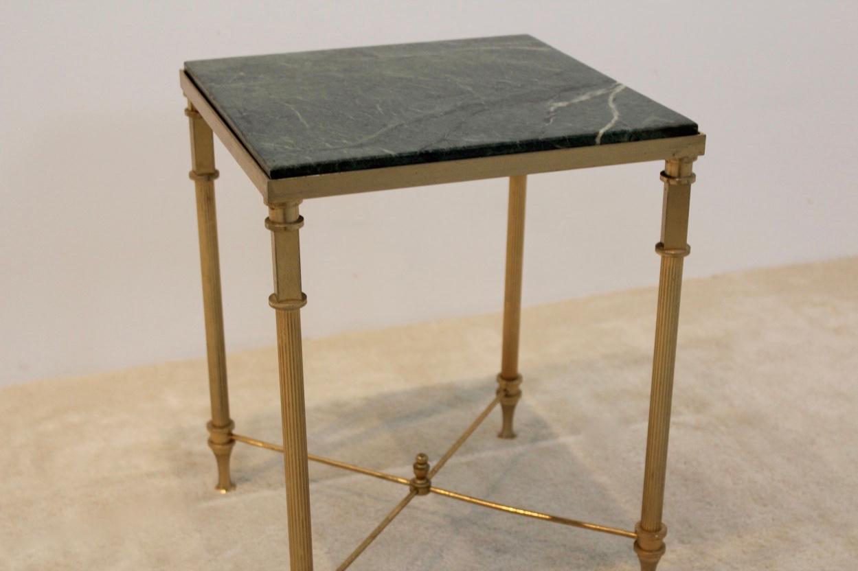 This gorgeous and elegant side table features a green marble top and a brass frame. Manufactured in France in the 1960s. A beautiful side table in classic style in good condition.