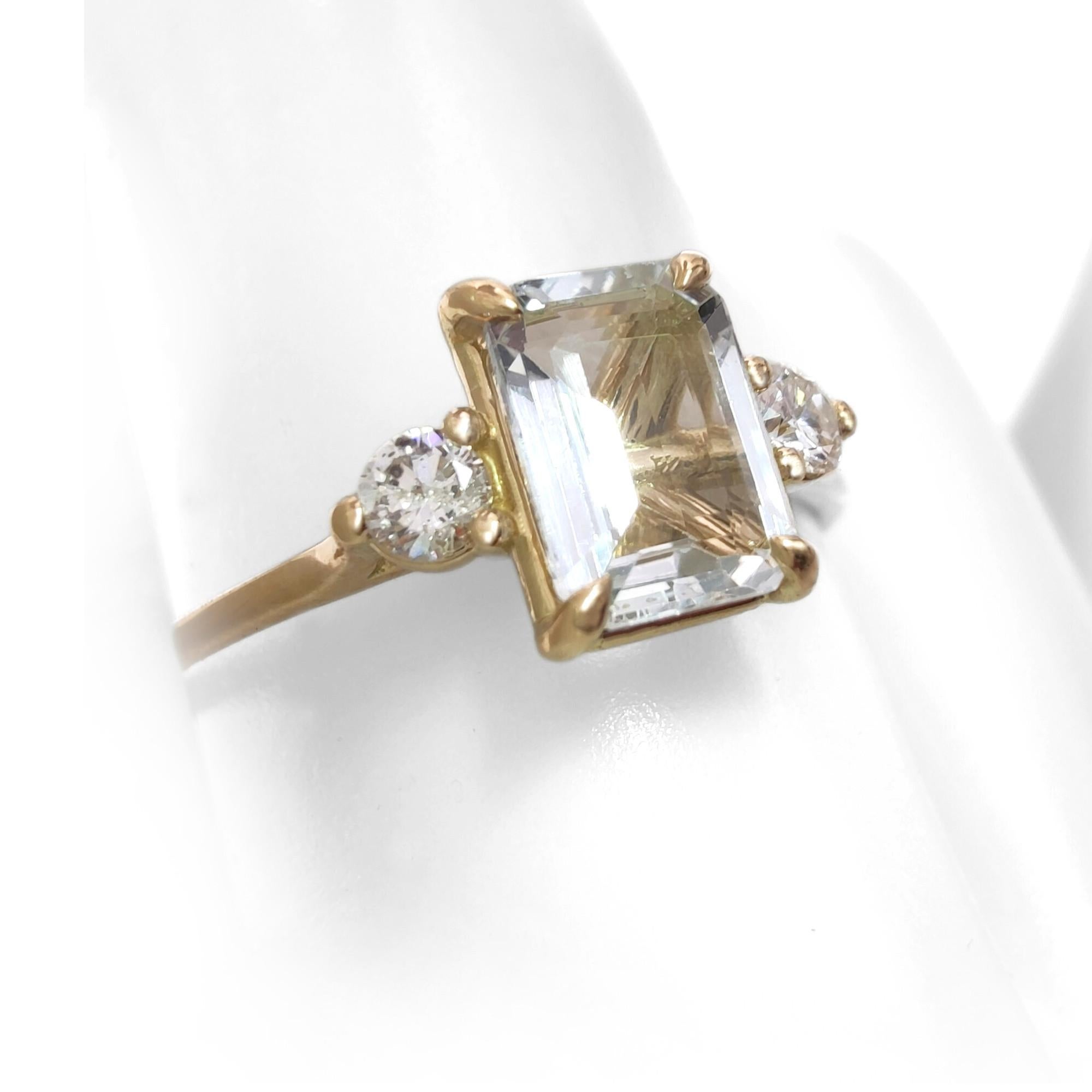 Contemporary Luxurious 18K yellow Gold Ring with 0.8 Carat Aquamarine and 0.13 Carat Diamonds For Sale