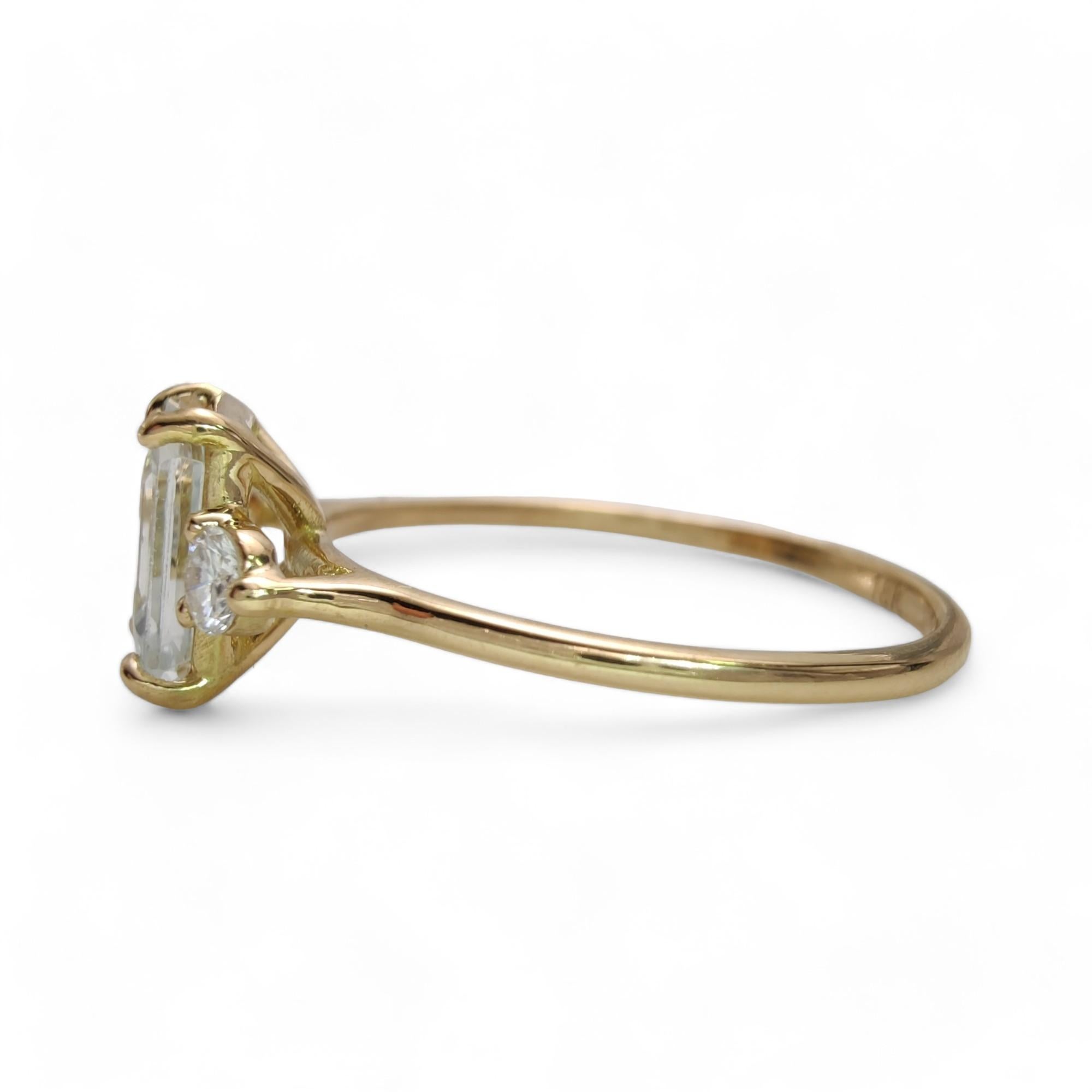 Luxurious 18K yellow Gold Ring with 0.8 Carat Aquamarine and 0.13 Carat Diamonds In New Condition For Sale In MADRID, ES