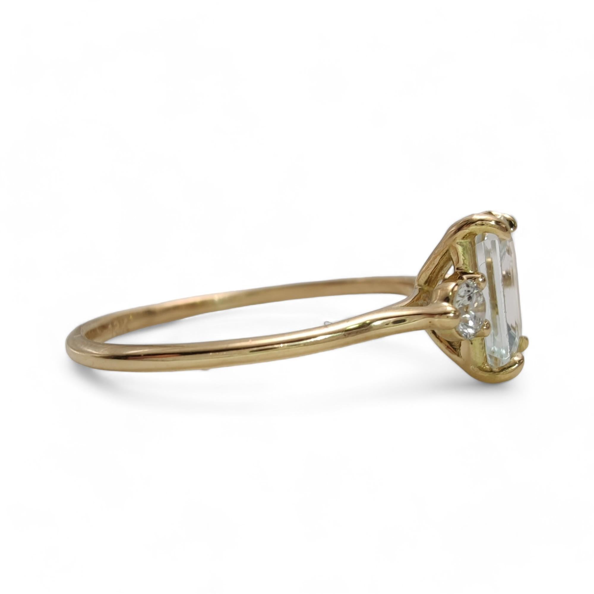 Luxurious 18K yellow Gold Ring with 0.8 Carat Aquamarine and 0.13 Carat Diamonds For Sale 1