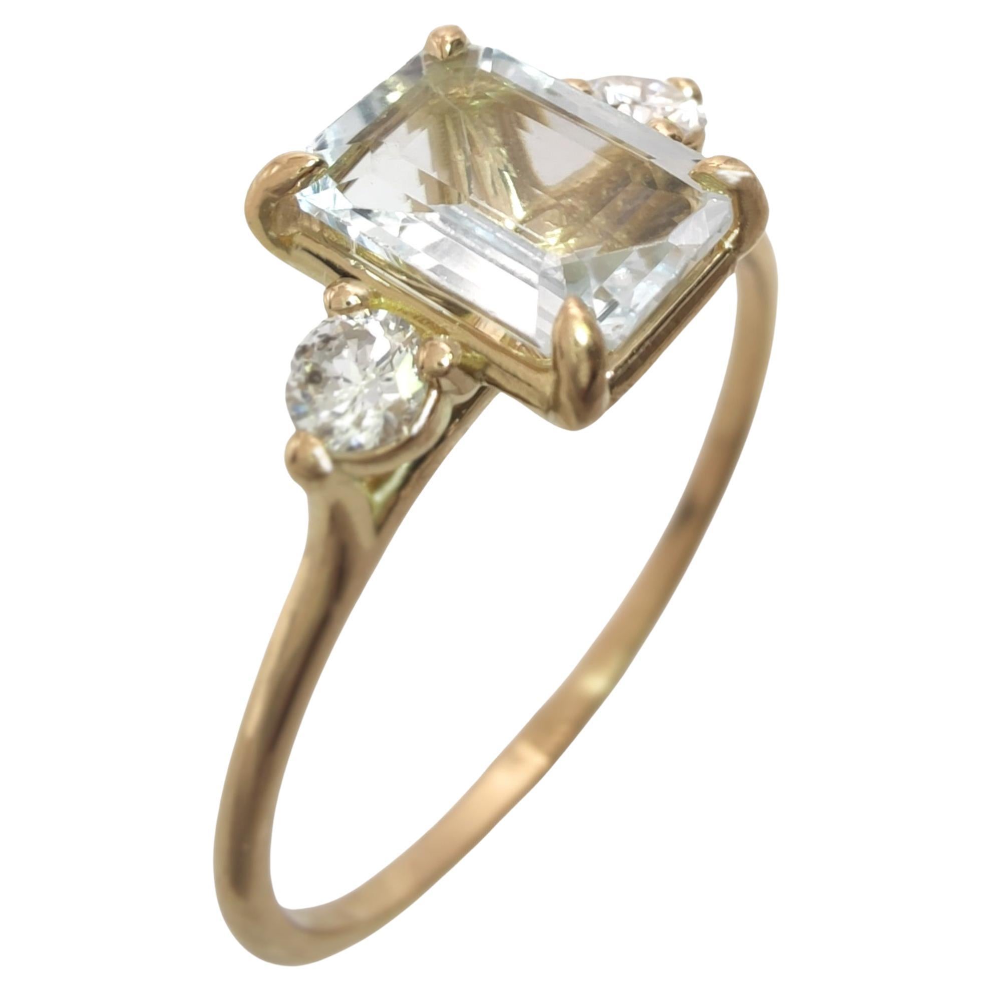 Luxurious 18K yellow Gold Ring with 0.8 Carat Aquamarine and 0.13 Carat Diamonds For Sale