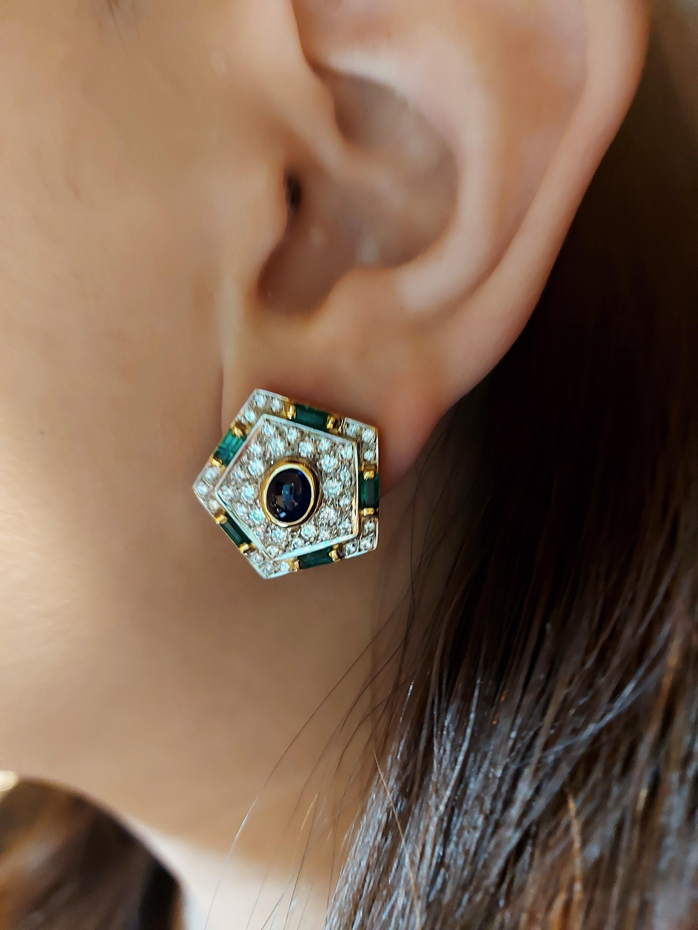 Clips d'oreilles luxueux en or avec diamants, émeraudes et saphirs cabochons en vente 10