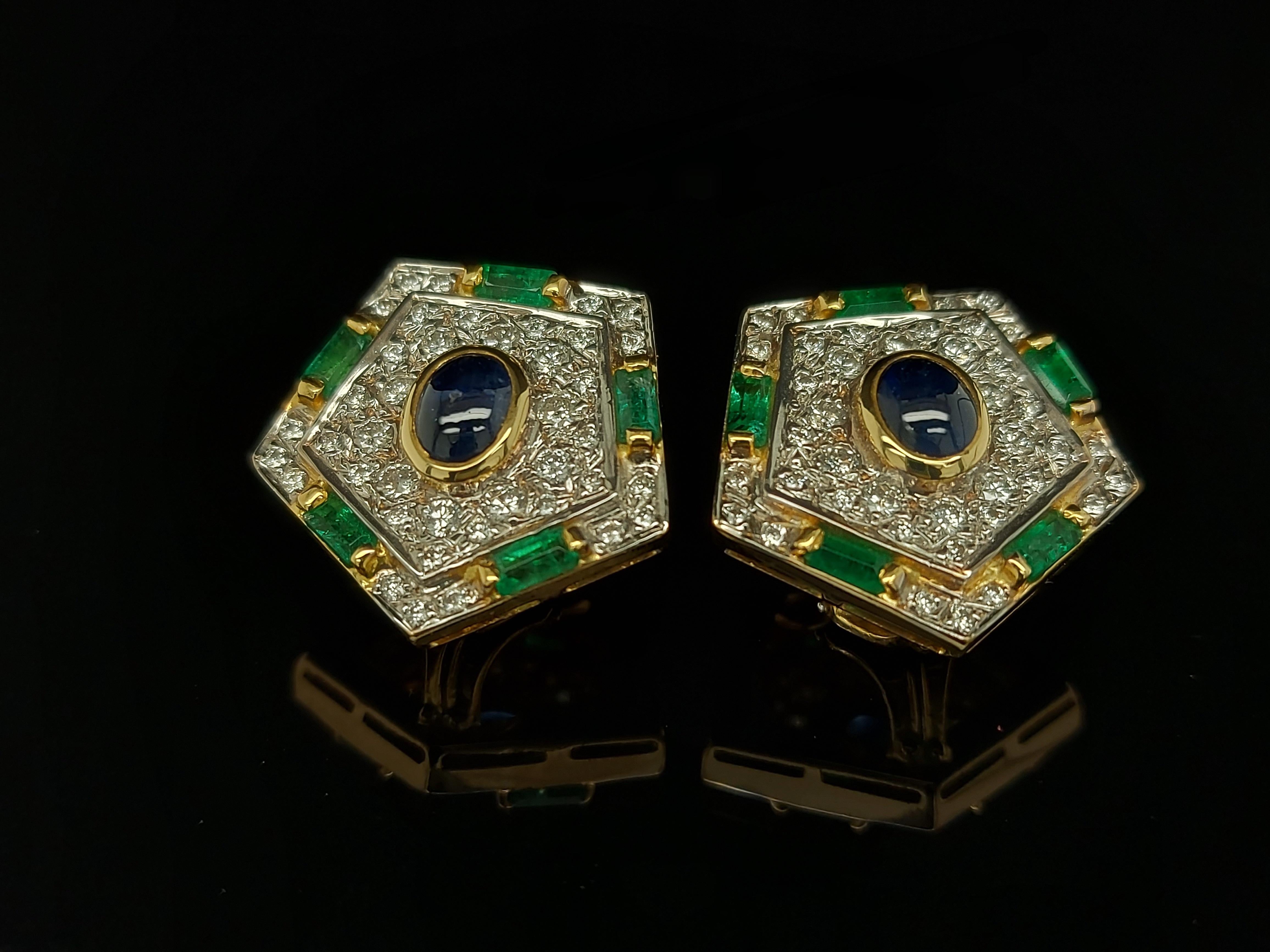 Clips d'oreilles luxueux en or avec diamants, émeraudes et saphirs cabochons Excellent état - En vente à Antwerp, BE