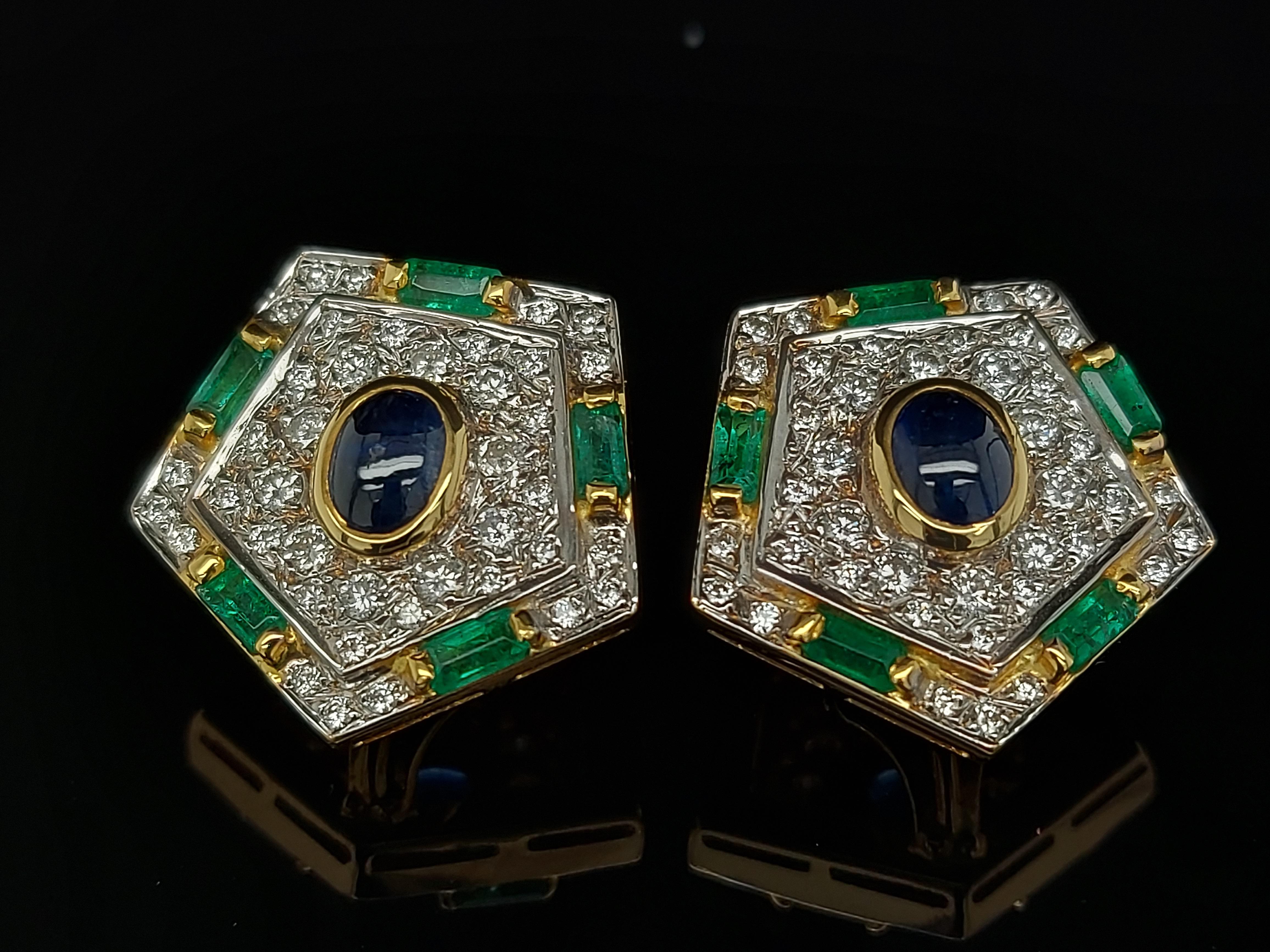 Clips d'oreilles luxueux en or avec diamants, émeraudes et saphirs cabochons en vente 1