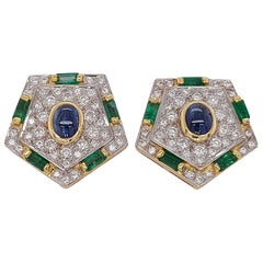 Lussuosi orecchini a clip in oro con diamanti, smeraldo e zaffiro cabochon